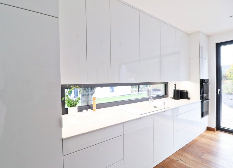 Této kuchyňské lince v&nbsp;Řeži u Prahy bílá prostě sluší.

Lesklý lak v&nbsp;kombinaci s&nbsp;pracovní deskou Technistone působí velmi elegantním a čistým…