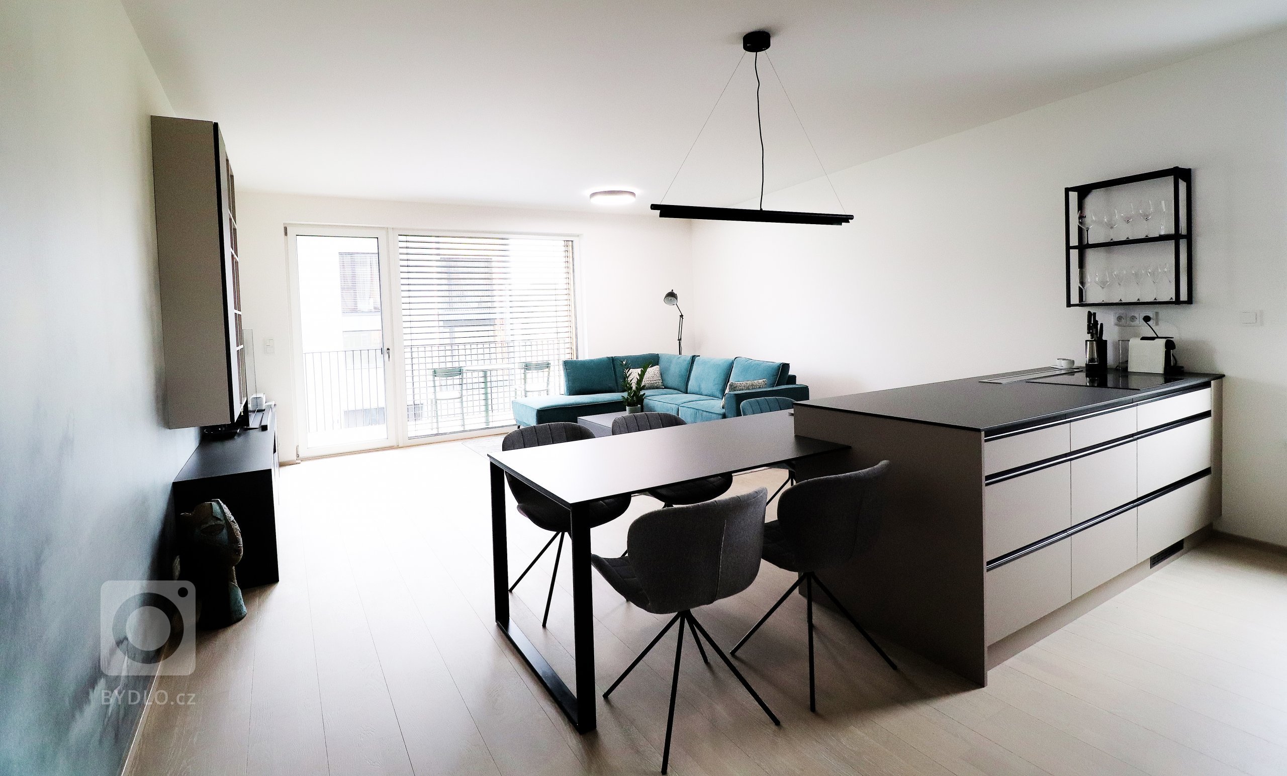 Bydlení Braník je nový pražský rezidenční areál, ve kterém jsme v&nbsp;jednom z&nbsp;bytů realizovali tento obývací pokoj s&nbsp;kuchyní.

Trendy řešením…