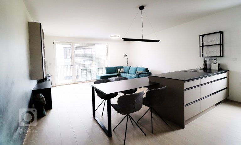 add picture to album