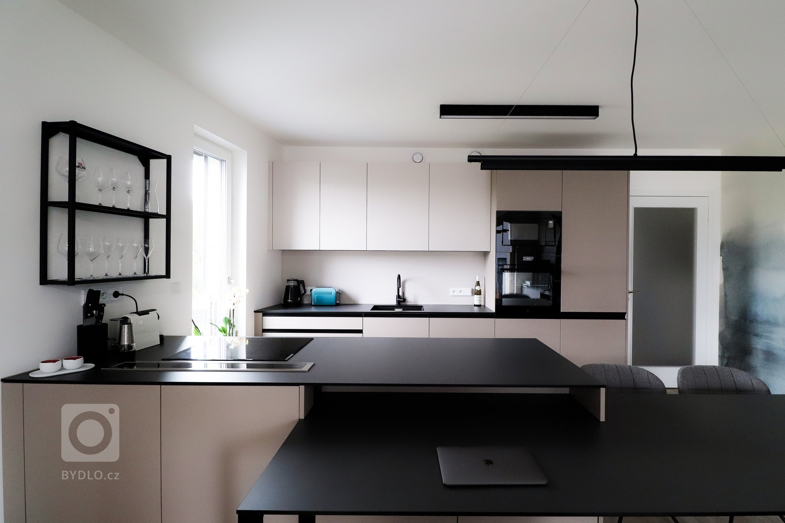 Bydlení Braník je nový pražský rezidenční areál, ve kterém jsme v&nbsp;jednom z&nbsp;bytů realizovali tento obývací pokoj s&nbsp;kuchyní.

Trendy řešením…