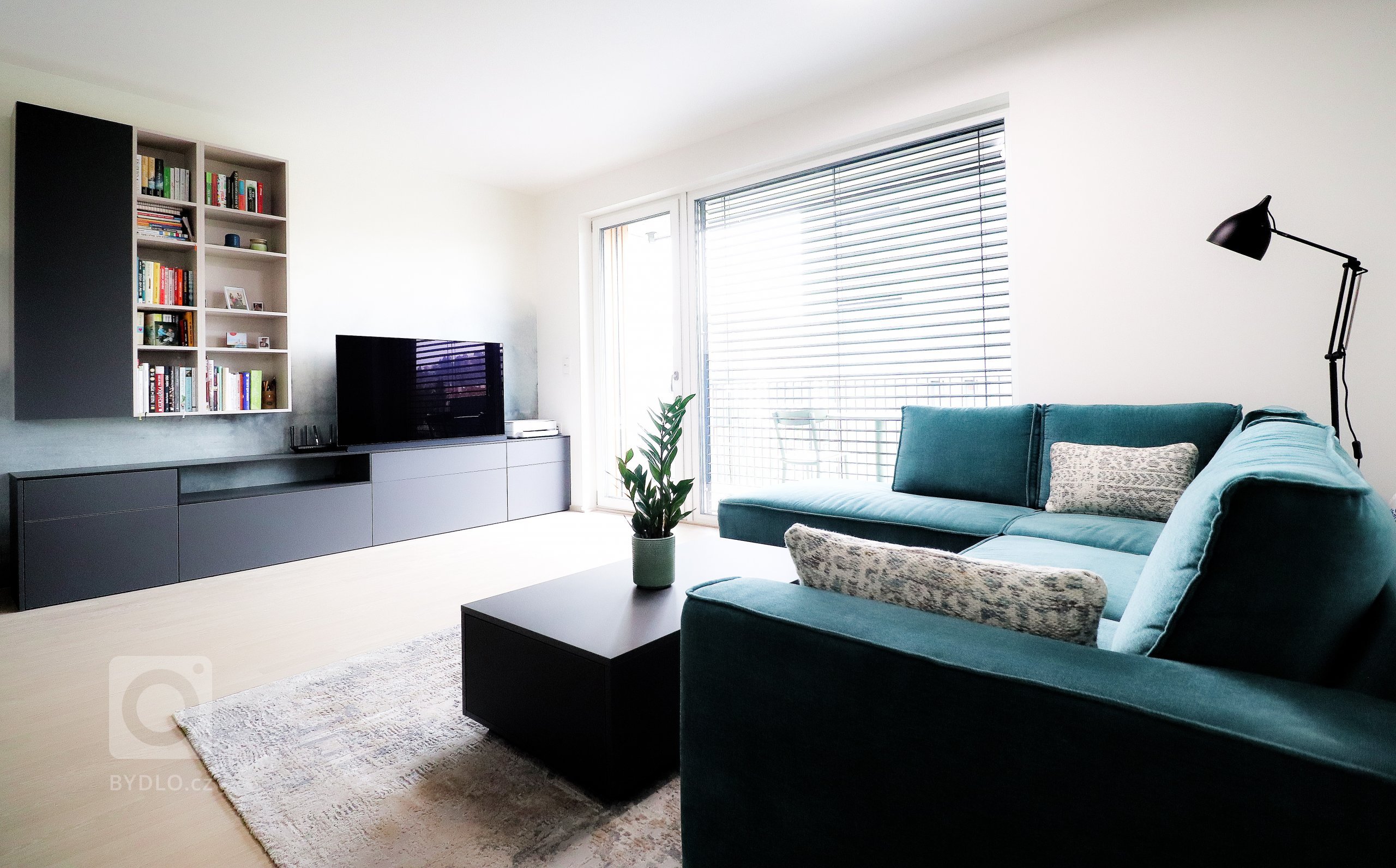 Bydlení Braník je nový pražský rezidenční areál, ve kterém jsme v&nbsp;jednom z&nbsp;bytů realizovali tento obývací pokoj s&nbsp;kuchyní.

Trendy řešením…