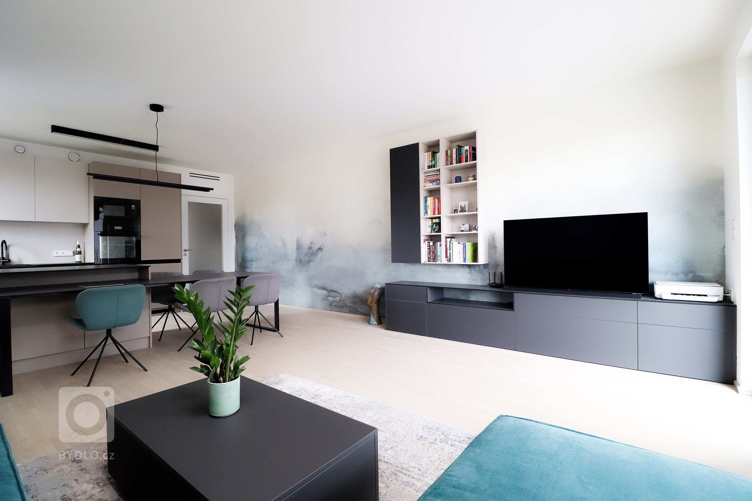 Bydlení Braník je nový pražský rezidenční areál, ve kterém jsme v&nbsp;jednom z&nbsp;bytů realizovali tento obývací pokoj s&nbsp;kuchyní.

Trendy řešením…