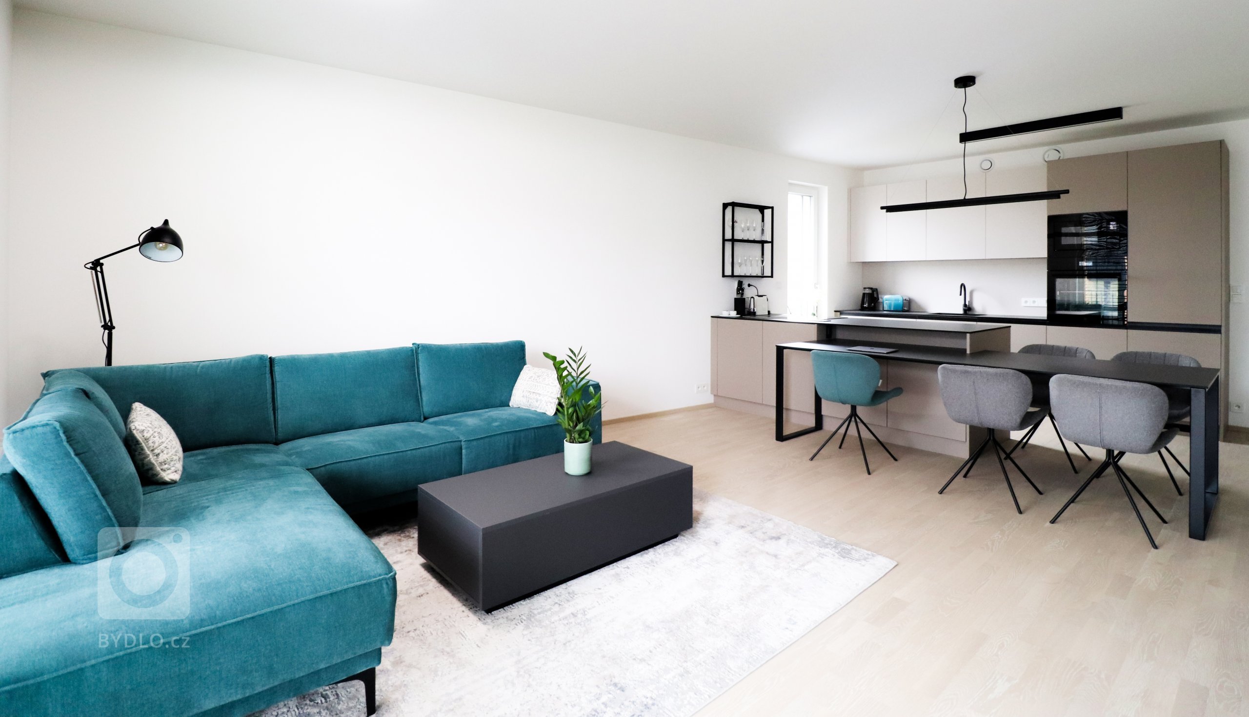 Bydlení Braník je nový pražský rezidenční areál, ve kterém jsme v&nbsp;jednom z&nbsp;bytů realizovali tento obývací pokoj s&nbsp;kuchyní.

Trendy řešením…