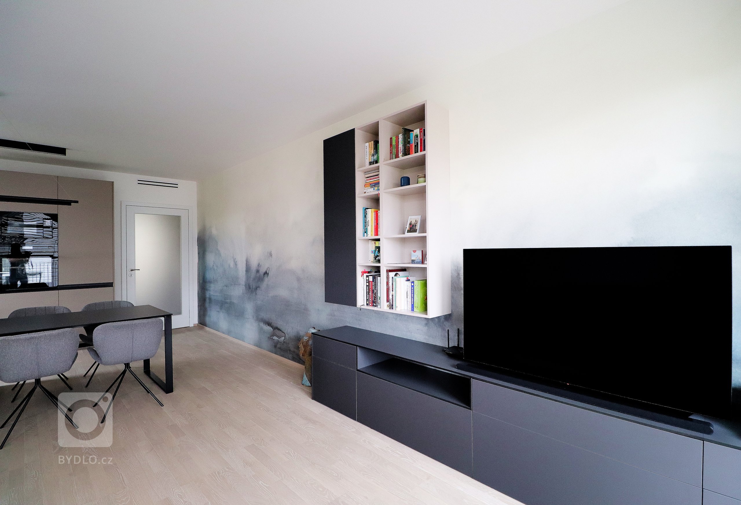 Bydlení Braník je nový pražský rezidenční areál, ve kterém jsme v&nbsp;jednom z&nbsp;bytů realizovali tento obývací pokoj s&nbsp;kuchyní.

Trendy řešením…