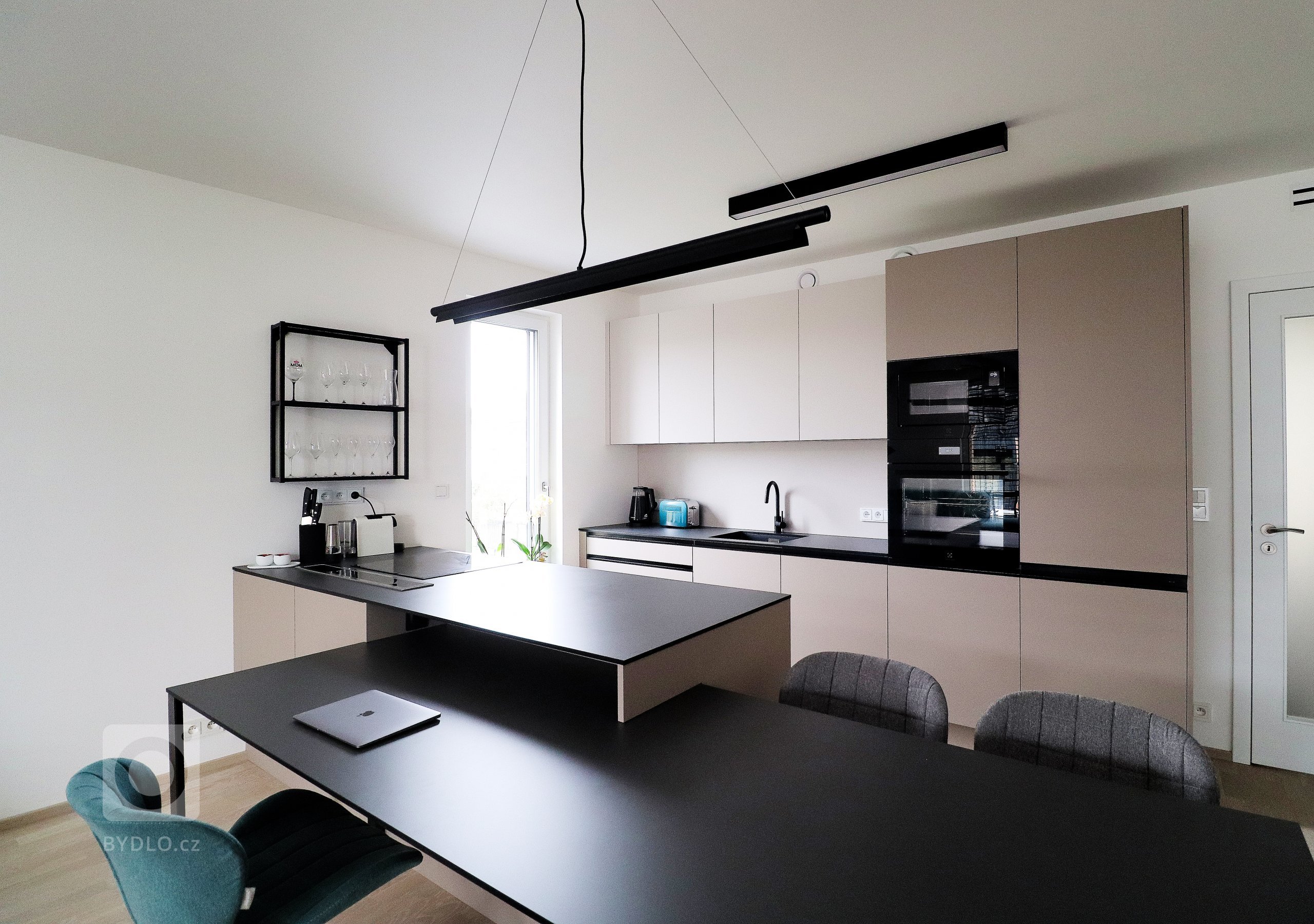 Bydlení Braník je nový pražský rezidenční areál, ve kterém jsme v&nbsp;jednom z&nbsp;bytů realizovali tento obývací pokoj s&nbsp;kuchyní.

Trendy řešením…