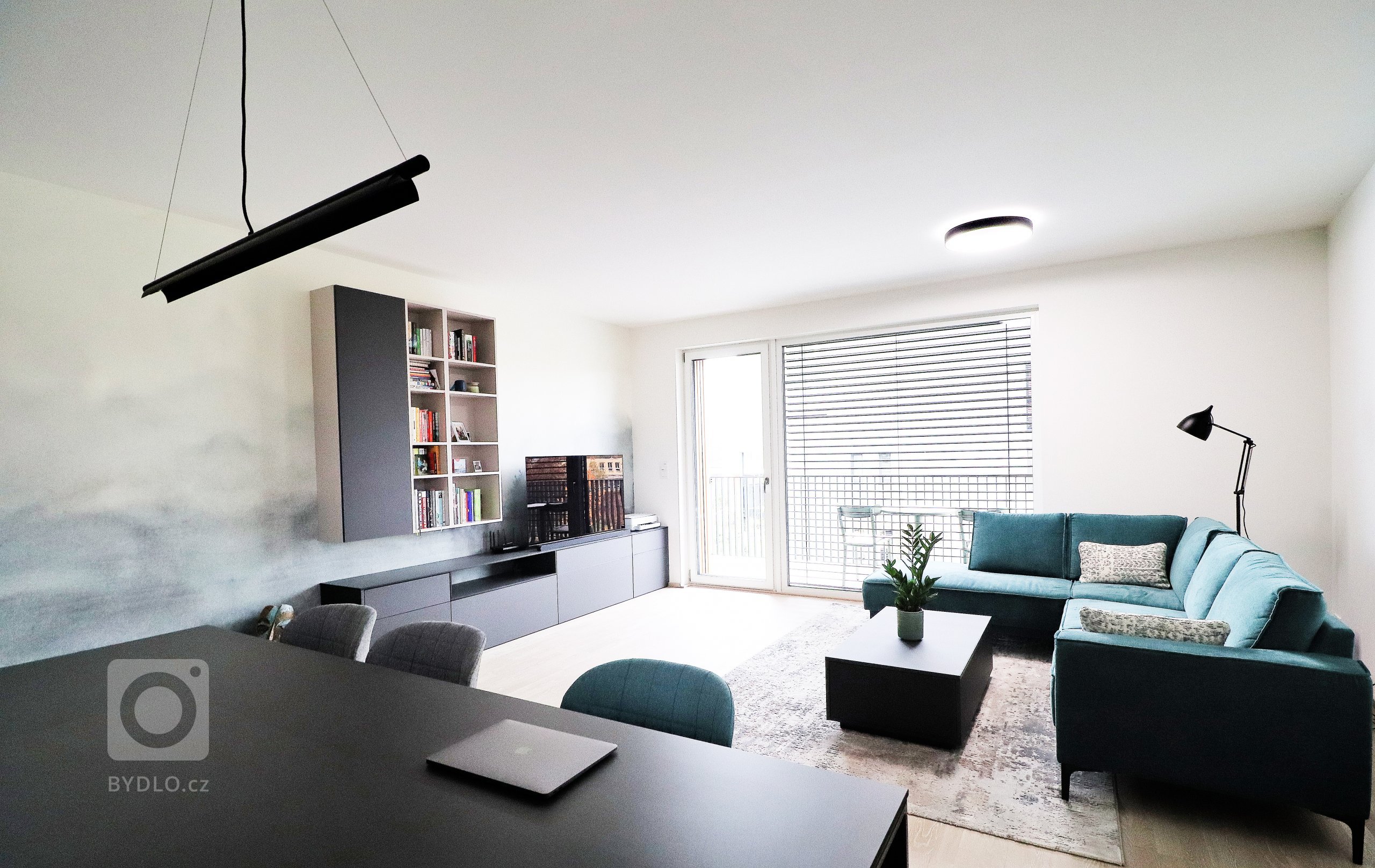 Bydlení Braník je nový pražský rezidenční areál, ve kterém jsme v&nbsp;jednom z&nbsp;bytů realizovali tento obývací pokoj s&nbsp;kuchyní.

Trendy řešením…