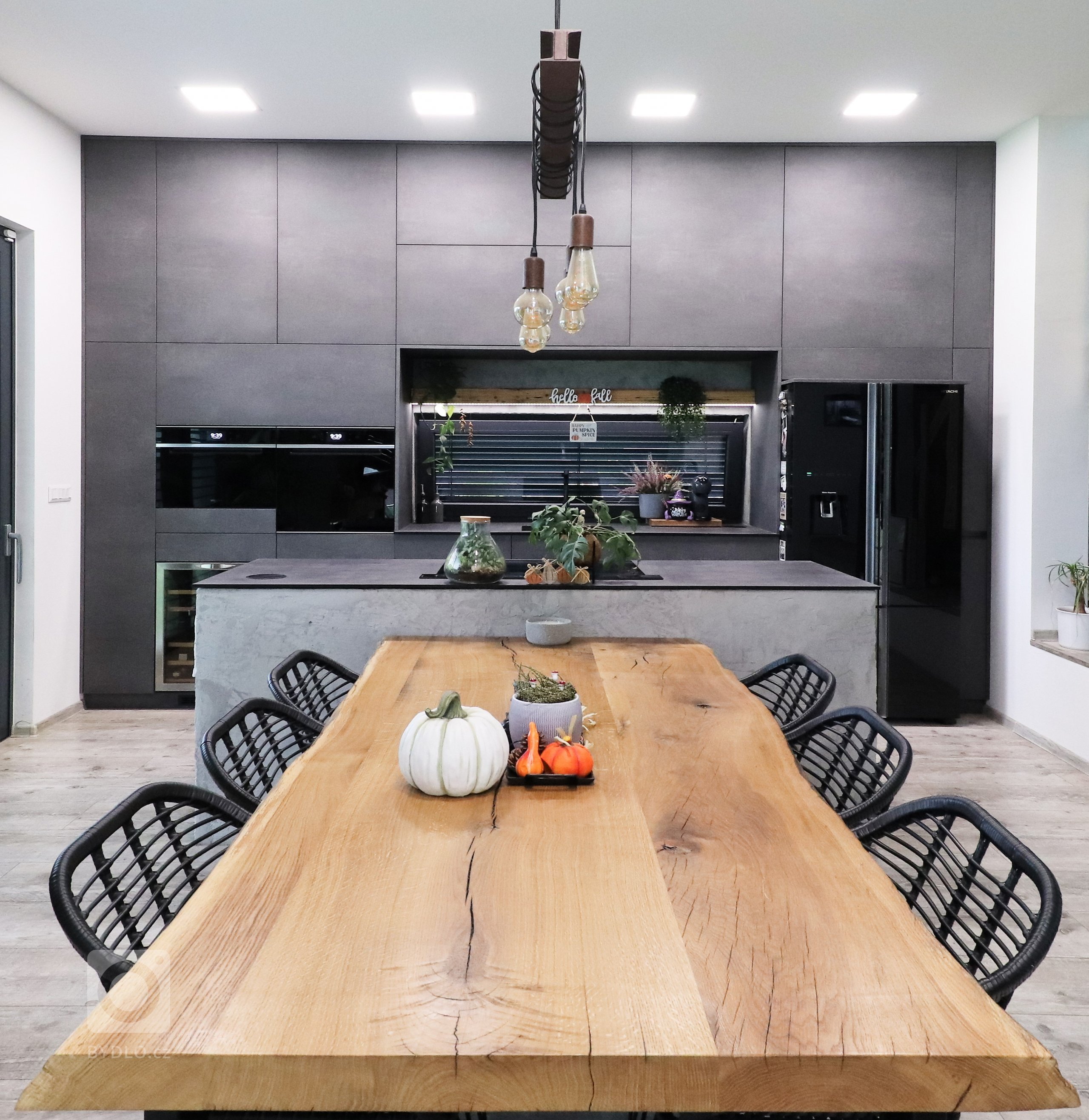 Šedá barva v&nbsp;různých odstínech je v&nbsp;kombinaci s&nbsp;masivním dřevem zárukou nadčasovosti a elegance.

Přesně tyto vlastnosti očekával od kuchyňské…