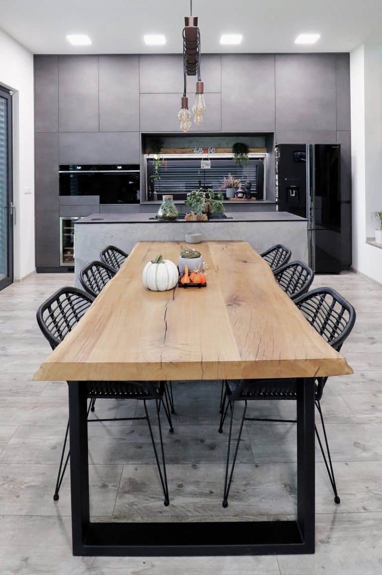 Šedá barva v&nbsp;různých odstínech je v&nbsp;kombinaci s&nbsp;masivním dřevem zárukou nadčasovosti a elegance.

Přesně tyto vlastnosti očekával od kuchyňské…