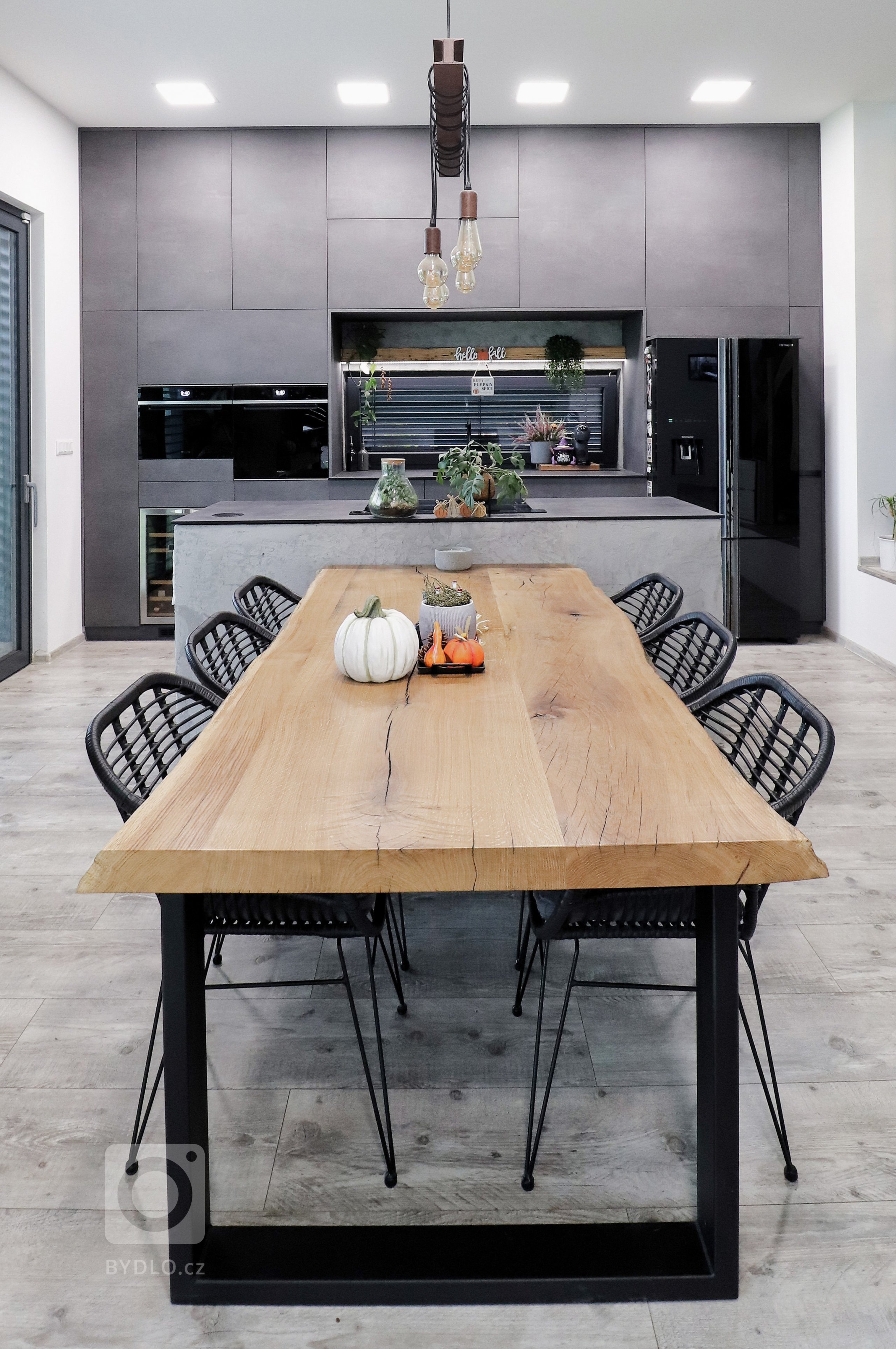 Šedá barva v&nbsp;různých odstínech je v&nbsp;kombinaci s&nbsp;masivním dřevem zárukou nadčasovosti a elegance.

Přesně tyto vlastnosti očekával od kuchyňské…