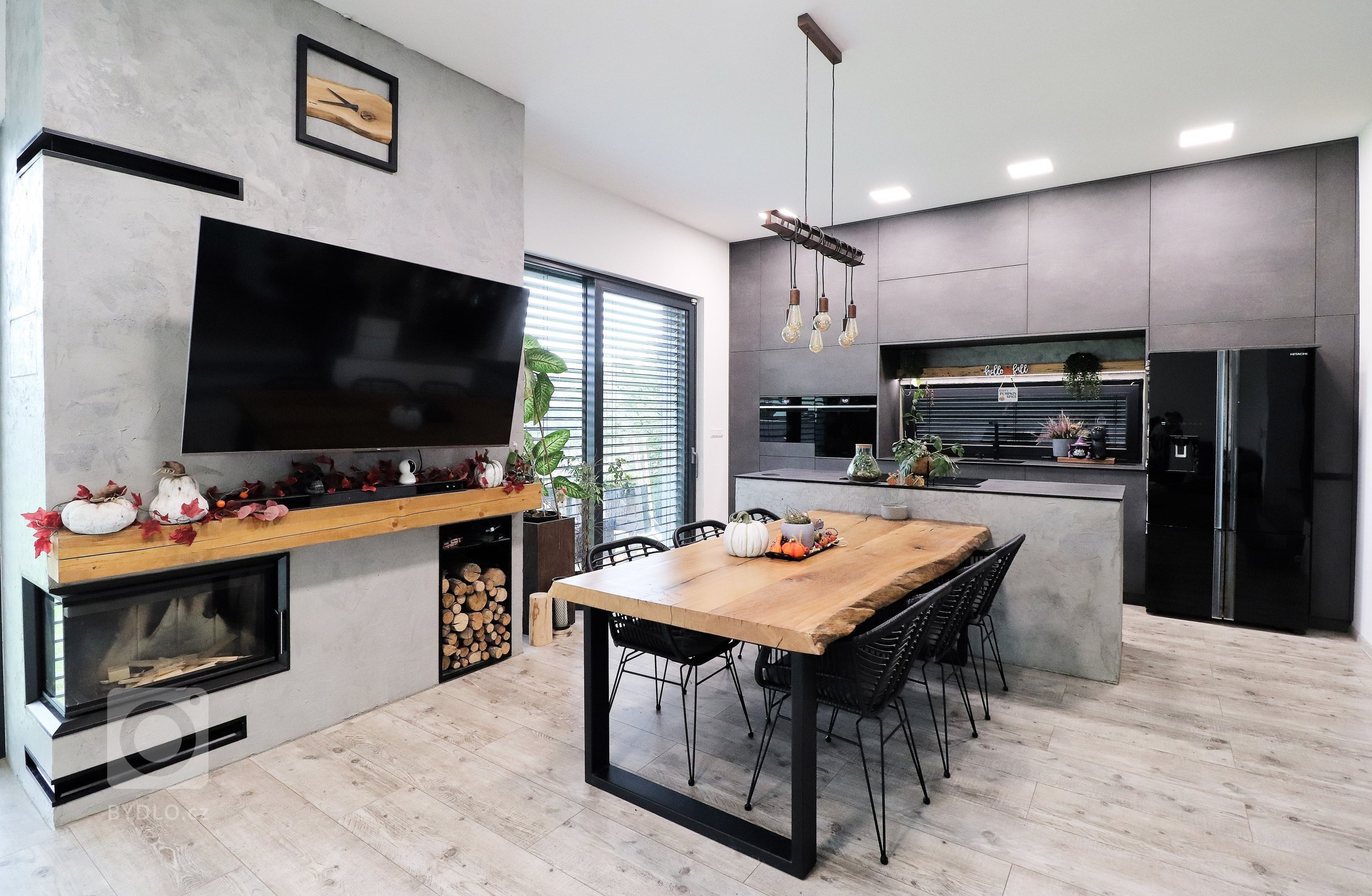 Šedá barva v&nbsp;různých odstínech je v&nbsp;kombinaci s&nbsp;masivním dřevem zárukou nadčasovosti a elegance.

Přesně tyto vlastnosti očekával od kuchyňské…