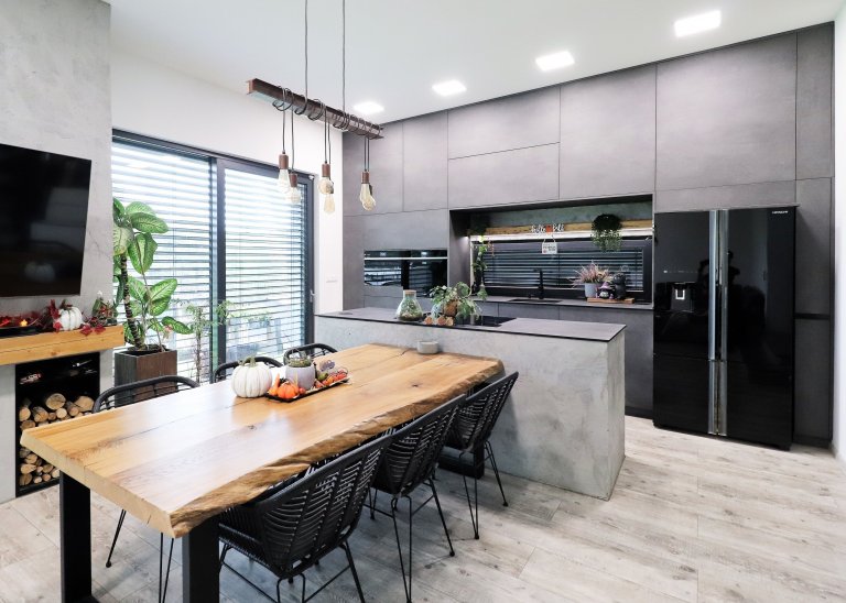 Šedá barva v&nbsp;různých odstínech je v&nbsp;kombinaci s&nbsp;masivním dřevem zárukou nadčasovosti a elegance.

Přesně tyto vlastnosti očekával od kuchyňské…
