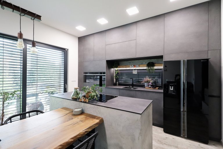 Šedá barva v&nbsp;různých odstínech je v&nbsp;kombinaci s&nbsp;masivním dřevem zárukou nadčasovosti a elegance.

Přesně tyto vlastnosti očekával od kuchyňské…