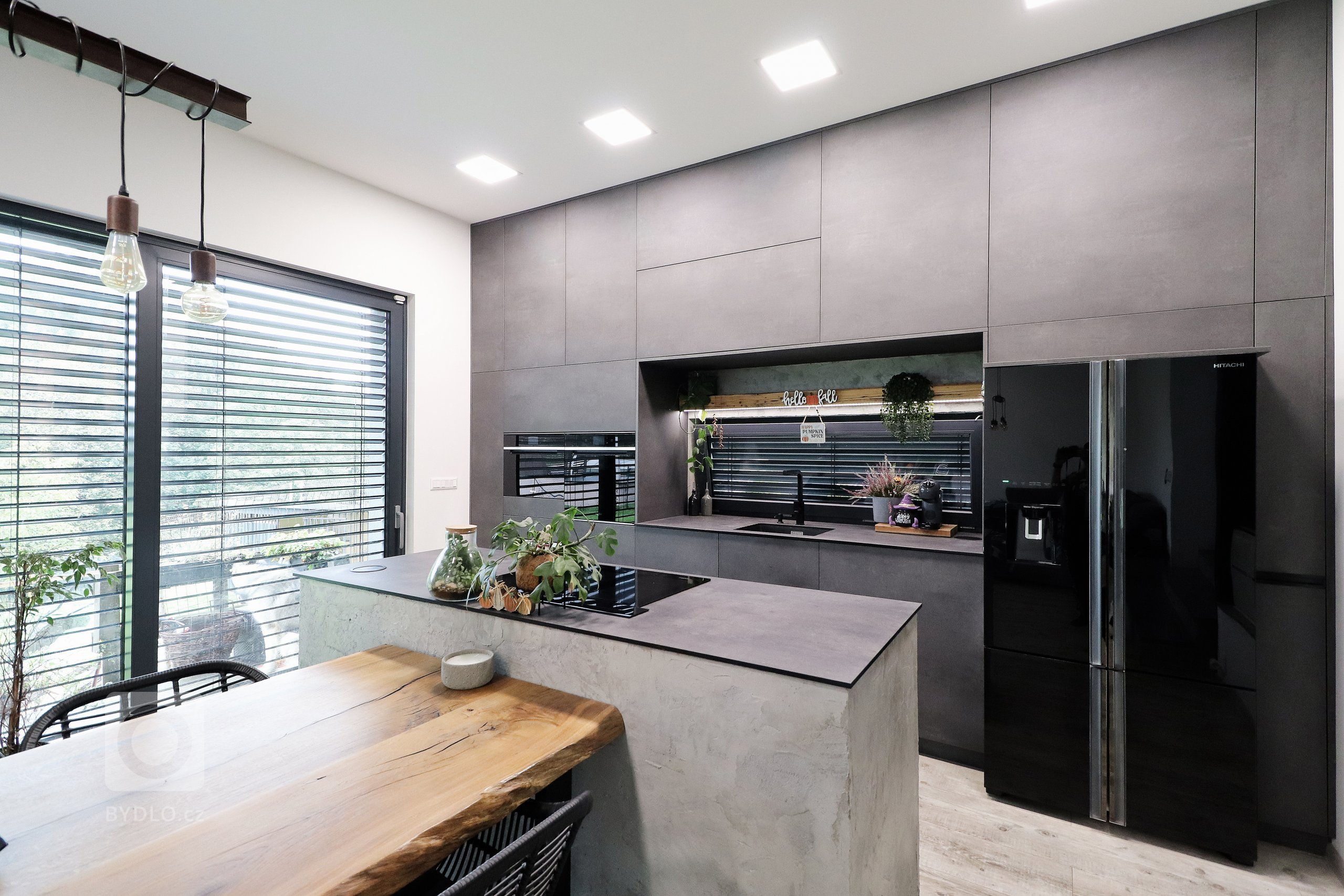 Šedá barva v&nbsp;různých odstínech je v&nbsp;kombinaci s&nbsp;masivním dřevem zárukou nadčasovosti a elegance.

Přesně tyto vlastnosti očekával od kuchyňské…