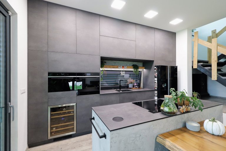 Šedá barva v&nbsp;různých odstínech je v&nbsp;kombinaci s&nbsp;masivním dřevem zárukou nadčasovosti a elegance.

Přesně tyto vlastnosti očekával od kuchyňské…
