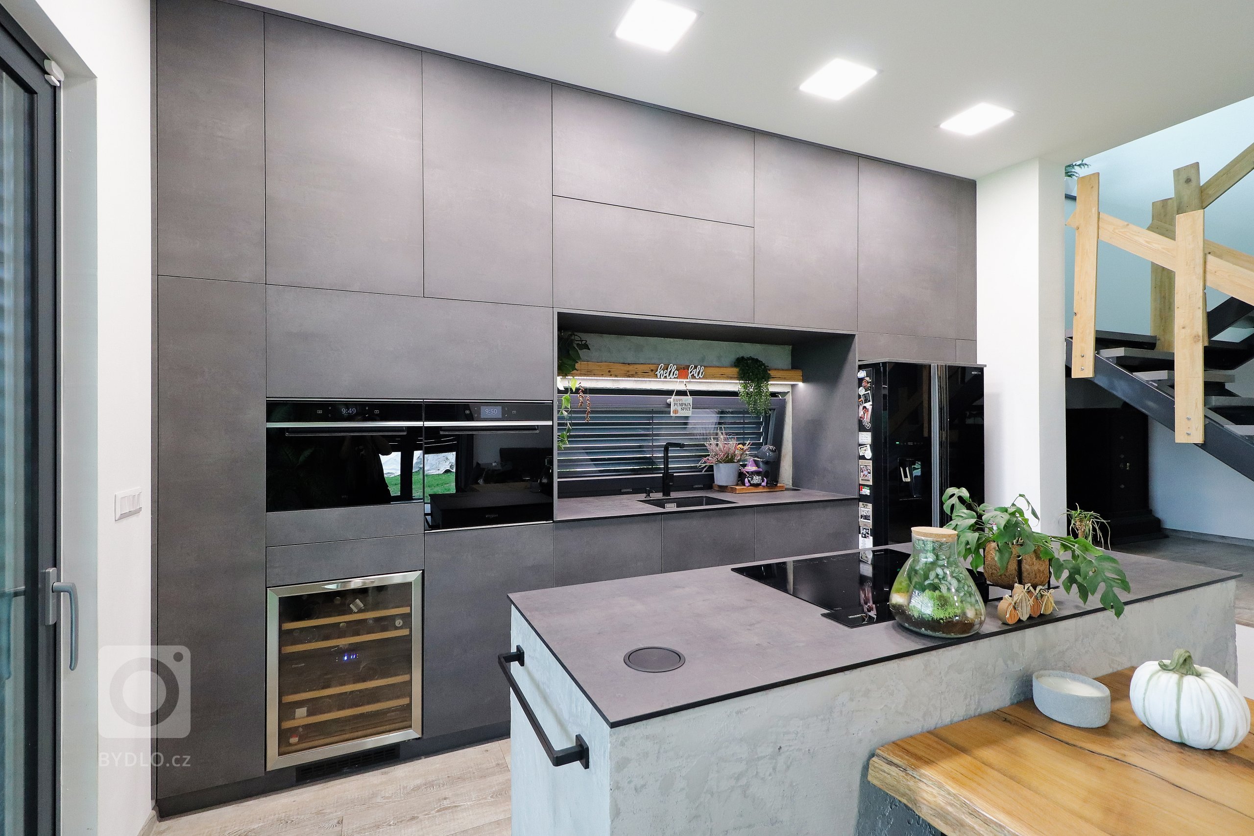 Šedá barva v&nbsp;různých odstínech je v&nbsp;kombinaci s&nbsp;masivním dřevem zárukou nadčasovosti a elegance.

Přesně tyto vlastnosti očekával od kuchyňské…