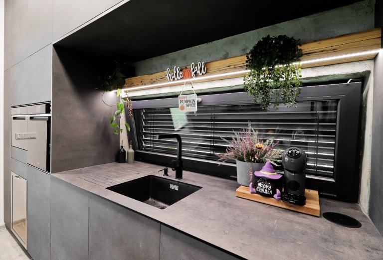 Šedá barva v&nbsp;různých odstínech je v&nbsp;kombinaci s&nbsp;masivním dřevem zárukou nadčasovosti a elegance.

Přesně tyto vlastnosti očekával od kuchyňské…