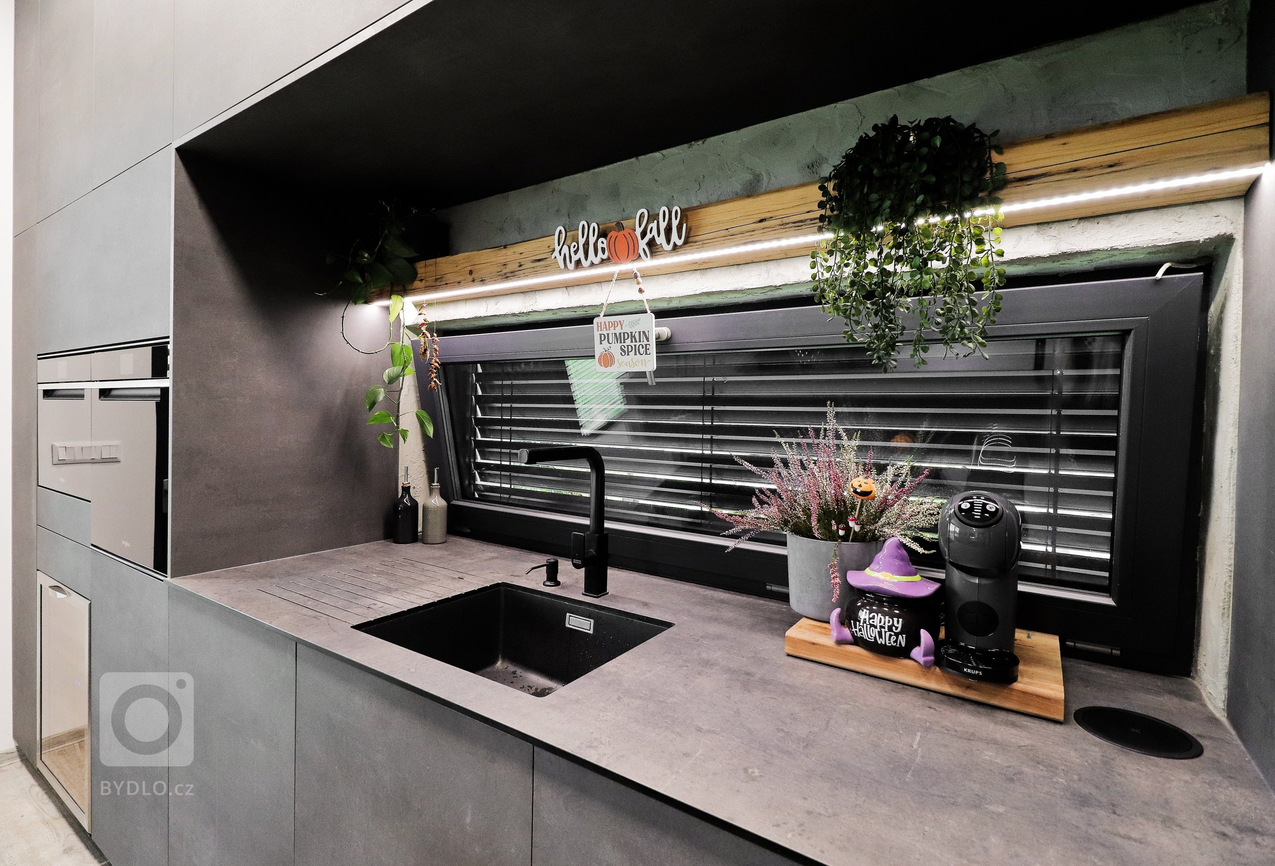 Šedá barva v&nbsp;různých odstínech je v&nbsp;kombinaci s&nbsp;masivním dřevem zárukou nadčasovosti a elegance.

Přesně tyto vlastnosti očekával od kuchyňské…