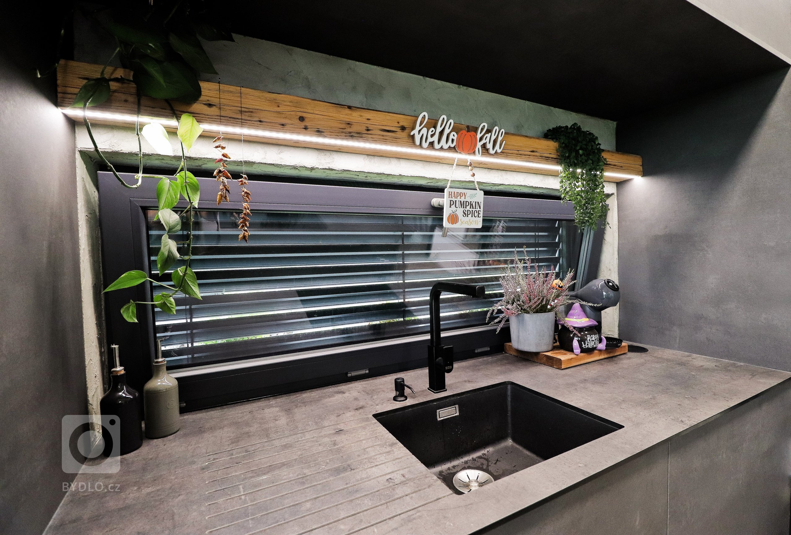 Šedá barva v&nbsp;různých odstínech je v&nbsp;kombinaci s&nbsp;masivním dřevem zárukou nadčasovosti a elegance.

Přesně tyto vlastnosti očekával od kuchyňské…