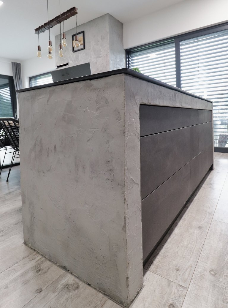 Šedá barva v&nbsp;různých odstínech je v&nbsp;kombinaci s&nbsp;masivním dřevem zárukou nadčasovosti a elegance.

Přesně tyto vlastnosti očekával od kuchyňské…