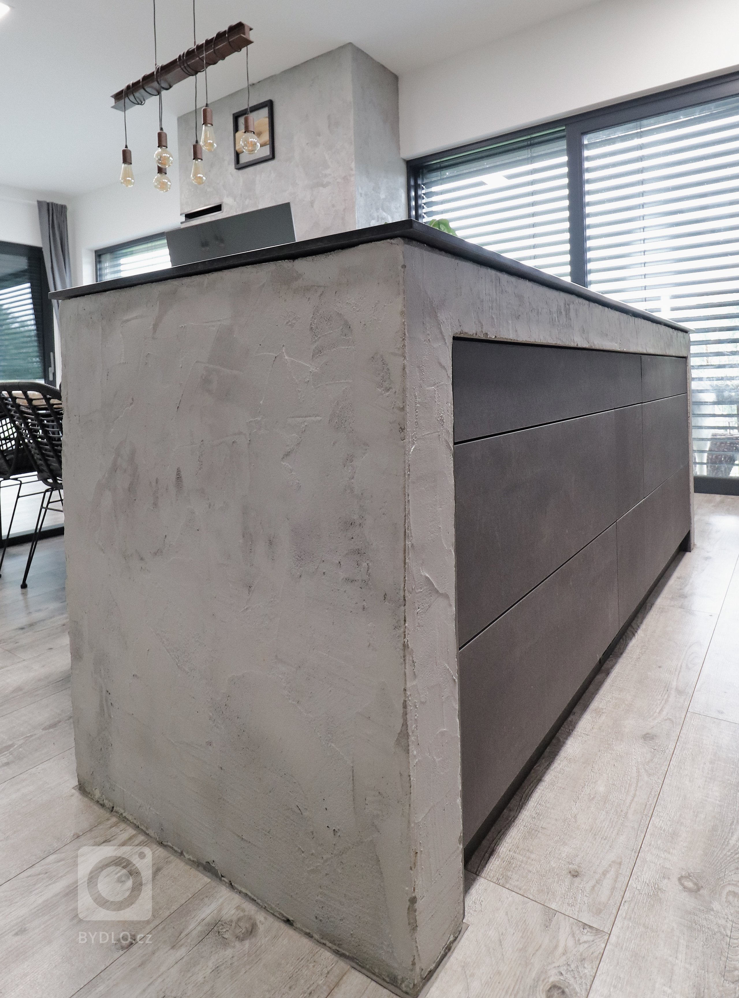 Šedá barva v&nbsp;různých odstínech je v&nbsp;kombinaci s&nbsp;masivním dřevem zárukou nadčasovosti a elegance.

Přesně tyto vlastnosti očekával od kuchyňské…