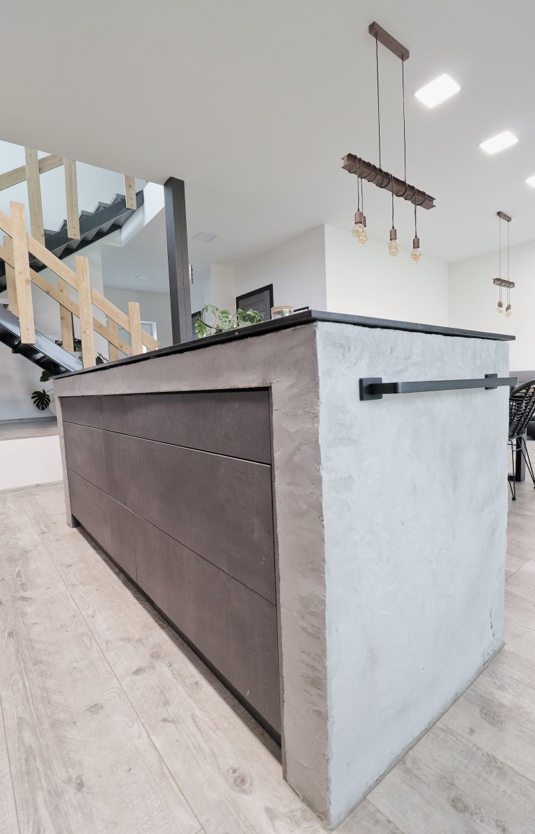 Šedá barva v&nbsp;různých odstínech je v&nbsp;kombinaci s&nbsp;masivním dřevem zárukou nadčasovosti a elegance.

Přesně tyto vlastnosti očekával od kuchyňské…