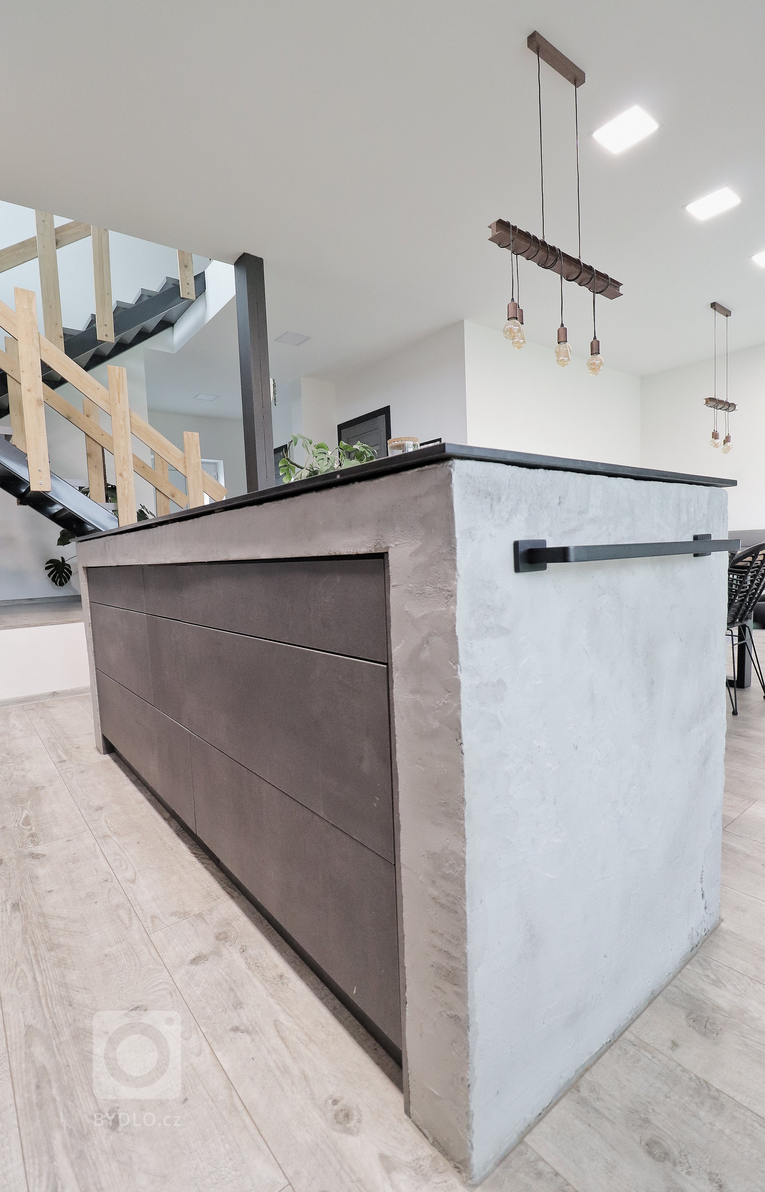 Šedá barva v&nbsp;různých odstínech je v&nbsp;kombinaci s&nbsp;masivním dřevem zárukou nadčasovosti a elegance.

Přesně tyto vlastnosti očekával od kuchyňské…