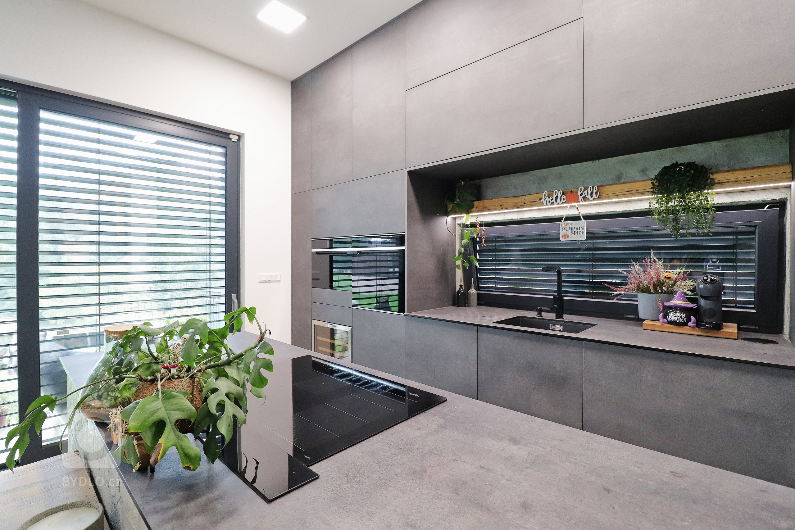 Šedá barva v&nbsp;různých odstínech je v&nbsp;kombinaci s&nbsp;masivním dřevem zárukou nadčasovosti a elegance.

Přesně tyto vlastnosti očekával od kuchyňské…