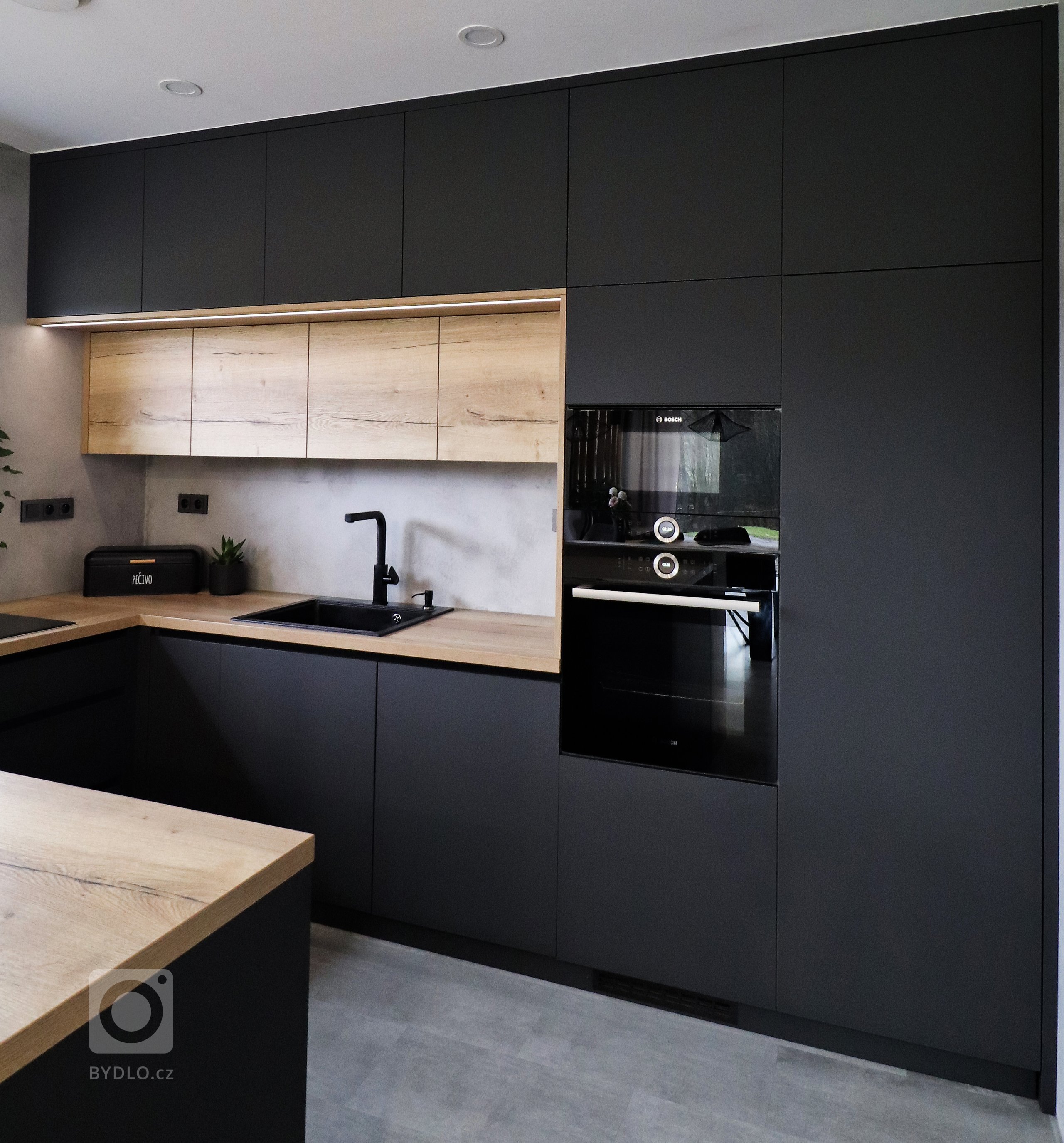 Tato realizace nás moooc bavila.

Barevný koncept byl ze strany zákazníků jasně daný a i když jsme se k&nbsp;focení dostali až po delší době od samotné…