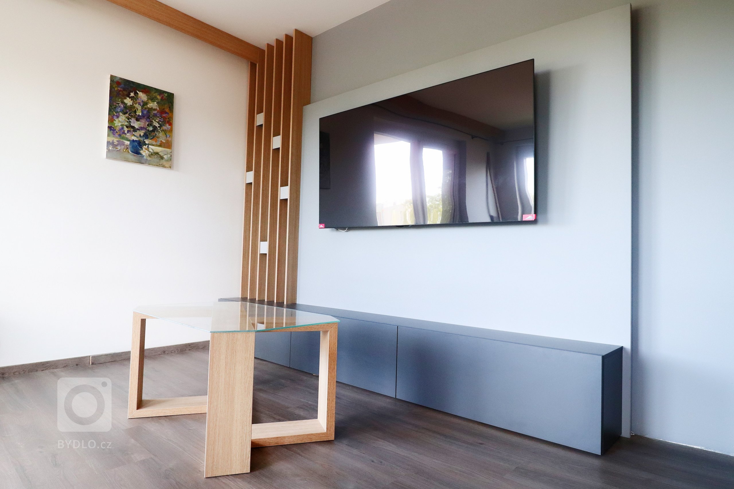 Kombinace šedé, antracitové a dřeva je zárukou úspěchu v&nbsp;každém interiéru.

V&nbsp;pražském bytě mladého páru jsme realizovali kuchyňskou linku, TV…