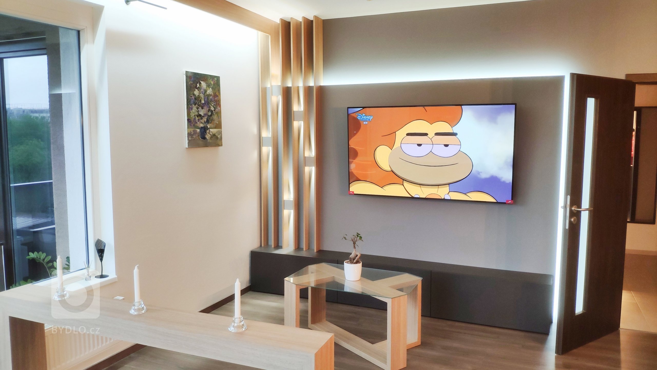 Kombinace šedé, antracitové a dřeva je zárukou úspěchu v&nbsp;každém interiéru.

V&nbsp;pražském bytě mladého páru jsme realizovali kuchyňskou linku, TV…