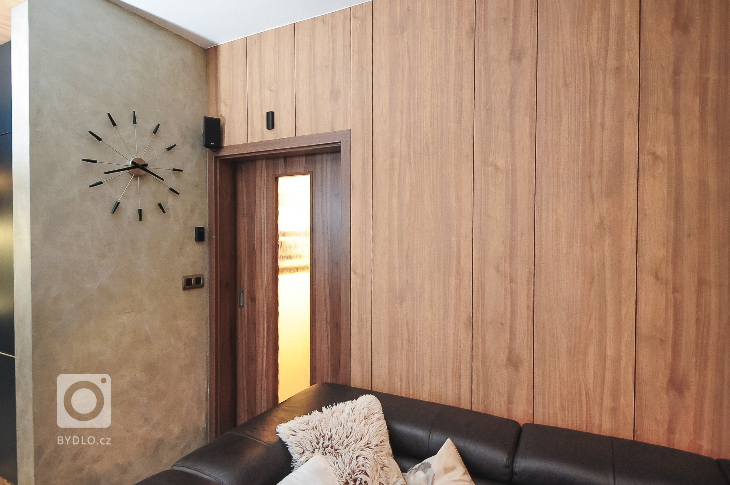 Jedná se o moderní byt s charakteristickými znaky jako je černý mat a přírodní dub. Celkový dojem dotváří doplňky, které zákazník zvolil velmi vhodně, mimo…