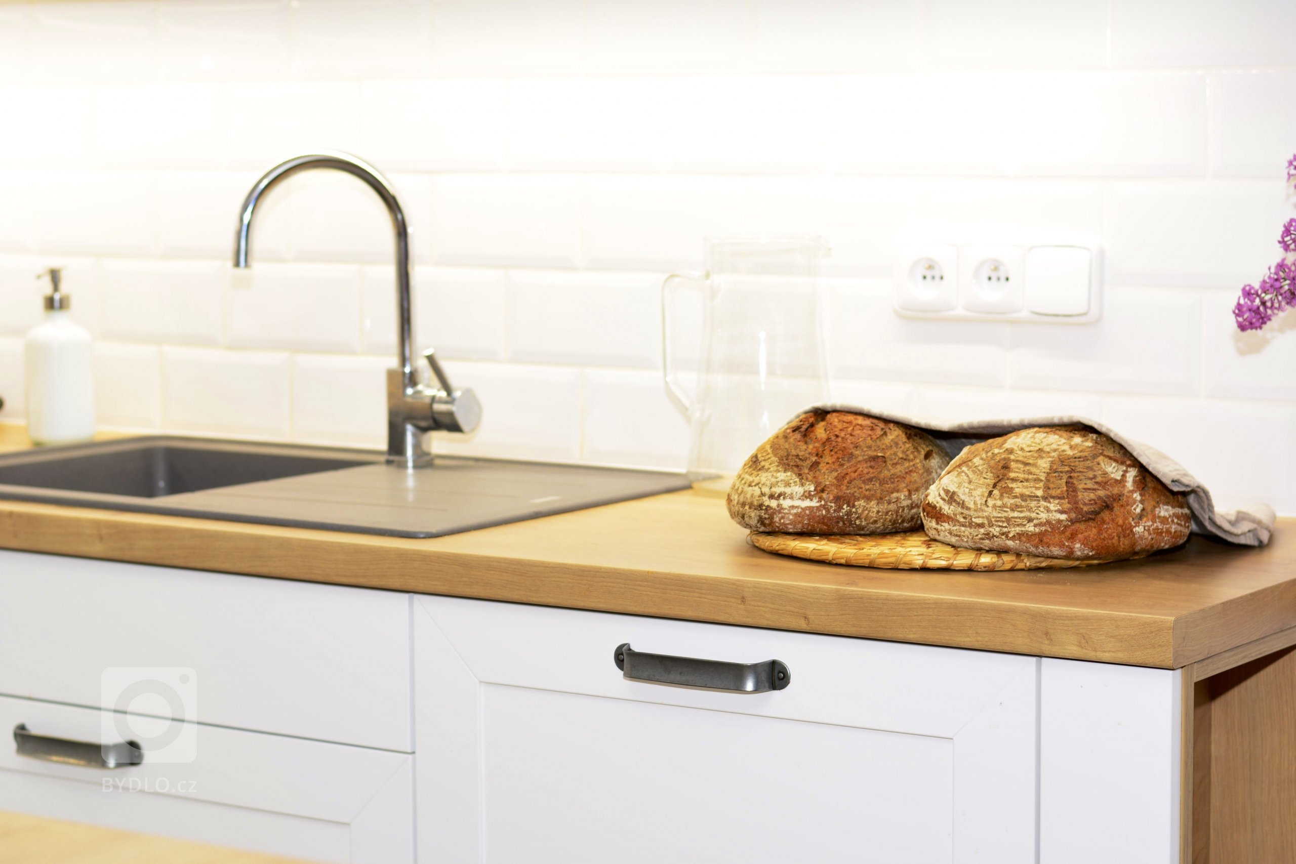 Rozhodli jsme se pro rekonstrukci kuchyně ve starším domě pro zákaznici, která den co den vaří a peče. Zákaznice potřebovala praktickou, prostornou a co…