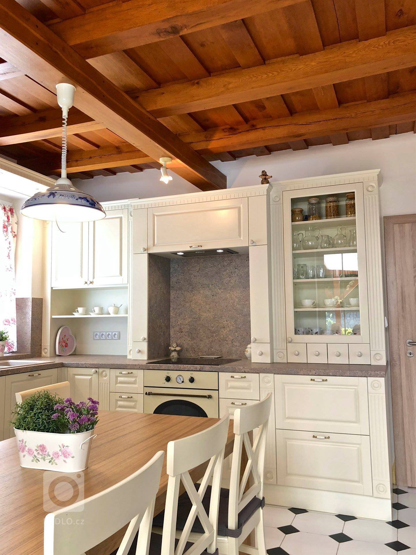 Tentokrát rustikální kuchyně s jídelnou, úžasným stropem a podlahou.&nbsp;Lakovaná slonová kost, dekor kamene a masivní dub, dýha a kondesign.&nbsp;Pár detailů…