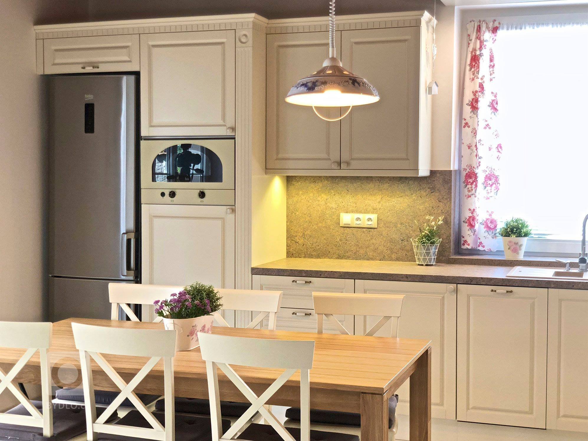 Tentokrát rustikální kuchyně s jídelnou, úžasným stropem a podlahou.&nbsp;Lakovaná slonová kost, dekor kamene a masivní dub, dýha a kondesign.&nbsp;Pár detailů…