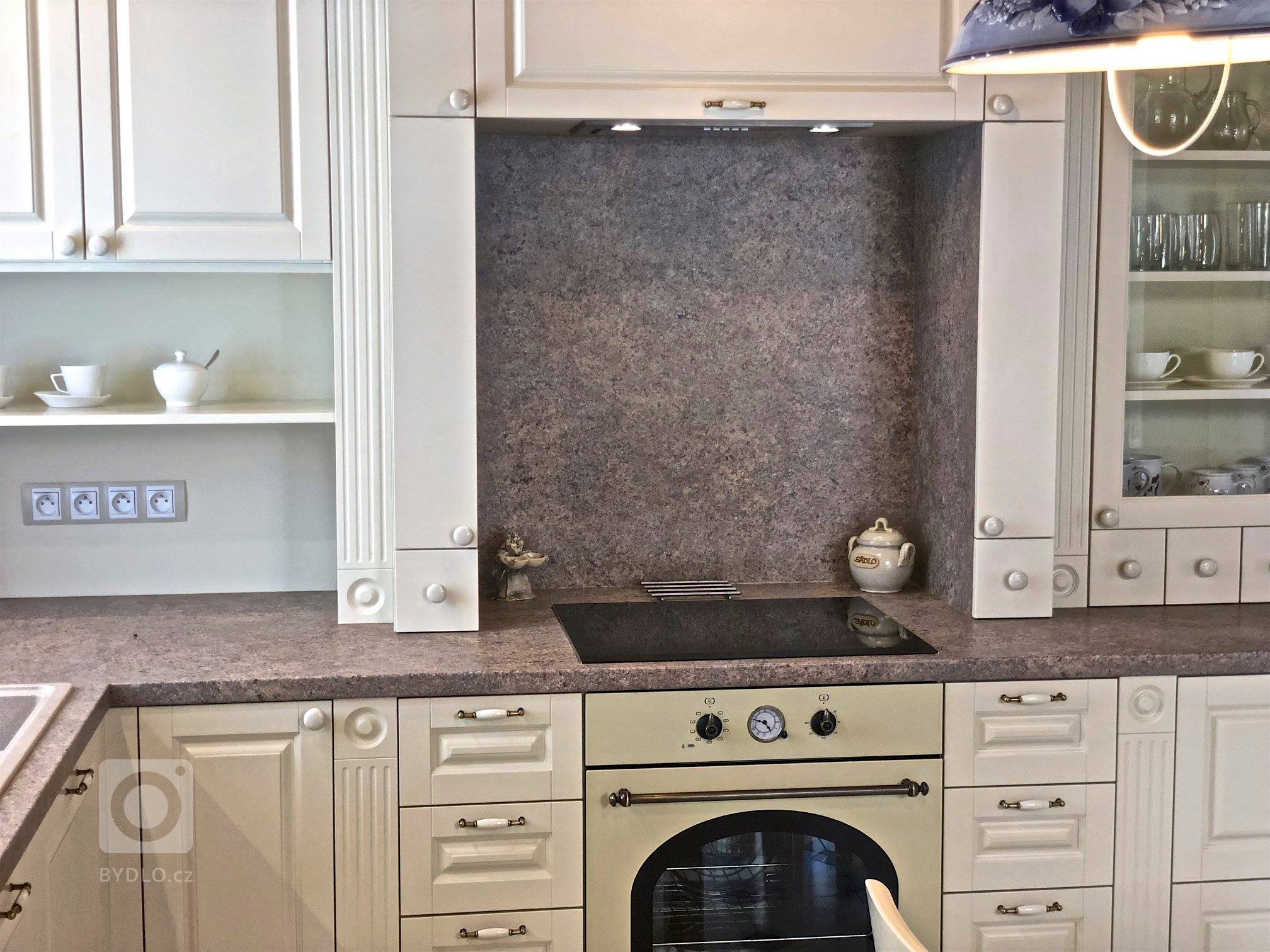 Tentokrát rustikální kuchyně s jídelnou, úžasným stropem a podlahou.&nbsp;Lakovaná slonová kost, dekor kamene a masivní dub, dýha a kondesign.&nbsp;Pár detailů…