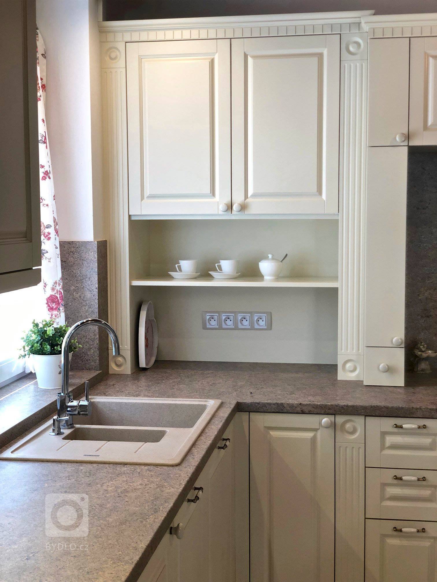 Tentokrát rustikální kuchyně s jídelnou, úžasným stropem a podlahou.&nbsp;Lakovaná slonová kost, dekor kamene a masivní dub, dýha a kondesign.&nbsp;Pár detailů…