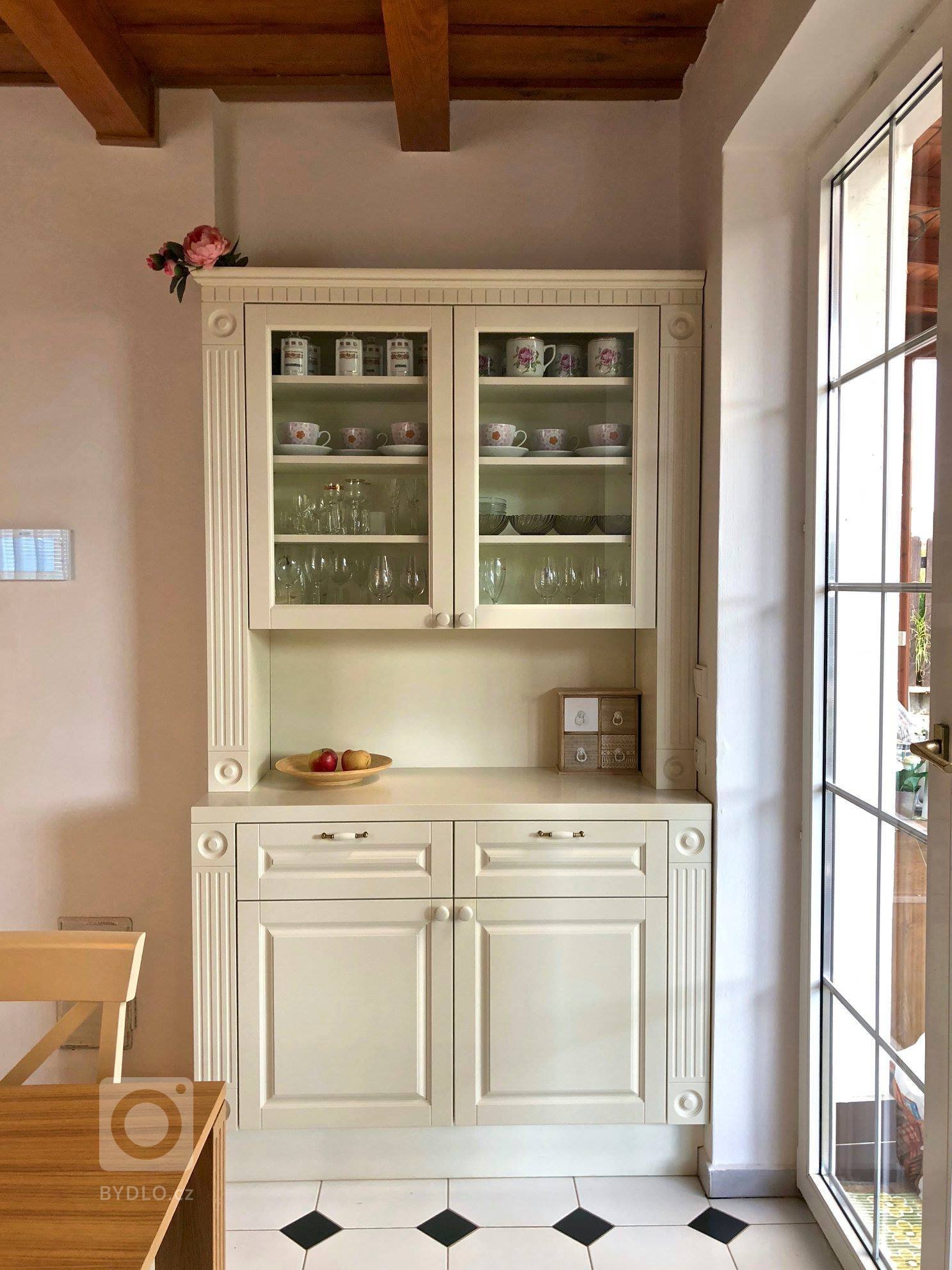 Tentokrát rustikální kuchyně s jídelnou, úžasným stropem a podlahou.&nbsp;Lakovaná slonová kost, dekor kamene a masivní dub, dýha a kondesign.&nbsp;Pár detailů…