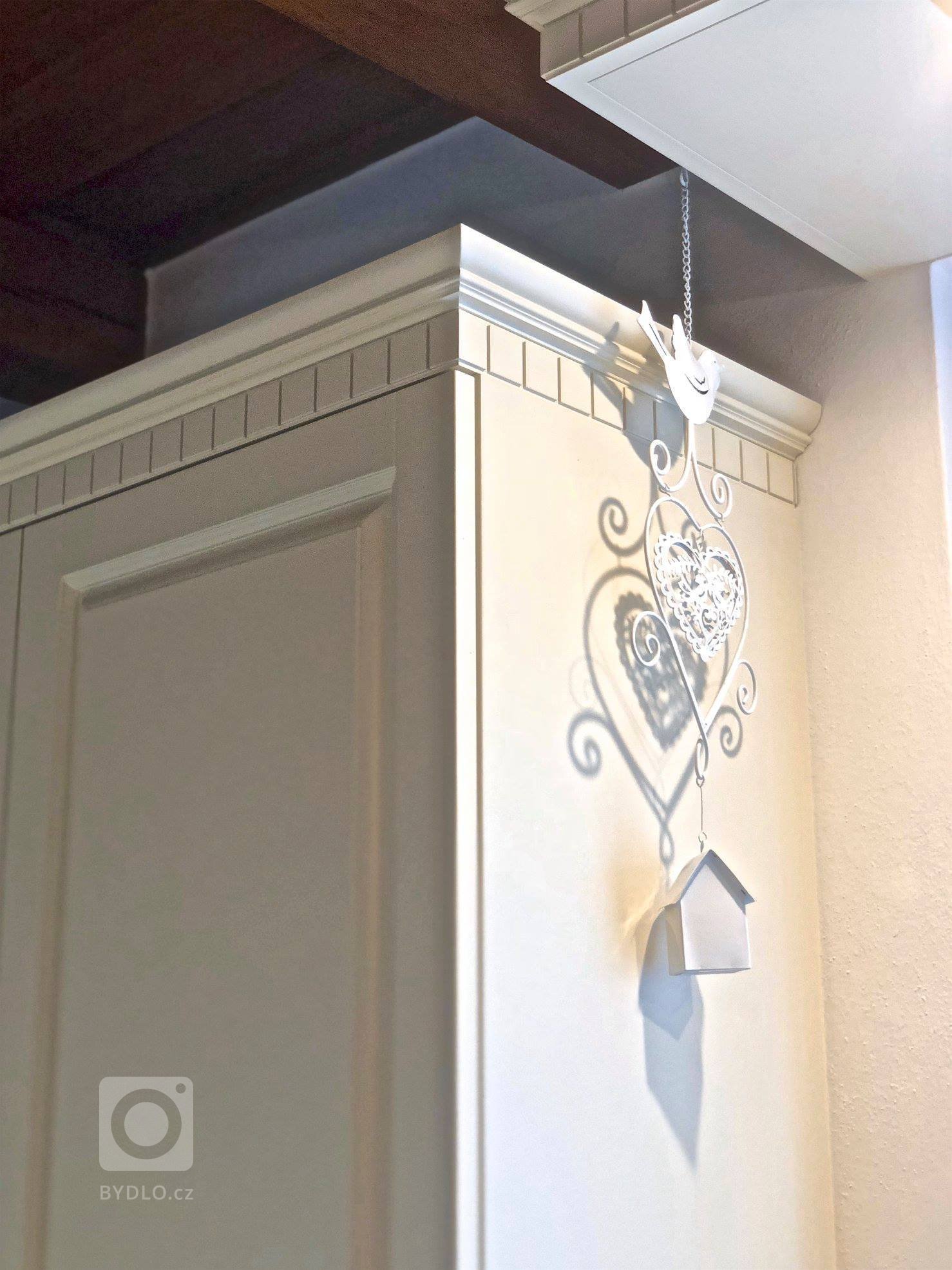 Tentokrát rustikální kuchyně s jídelnou, úžasným stropem a podlahou.&nbsp;Lakovaná slonová kost, dekor kamene a masivní dub, dýha a kondesign.&nbsp;Pár detailů…