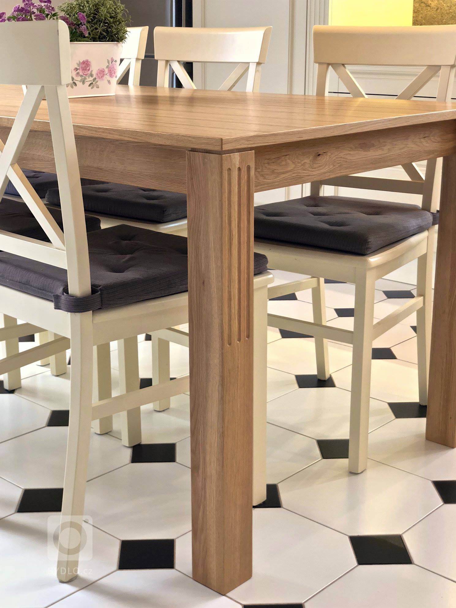 Tentokrát rustikální kuchyně s jídelnou, úžasným stropem a podlahou.&nbsp;Lakovaná slonová kost, dekor kamene a masivní dub, dýha a kondesign.&nbsp;Pár detailů…