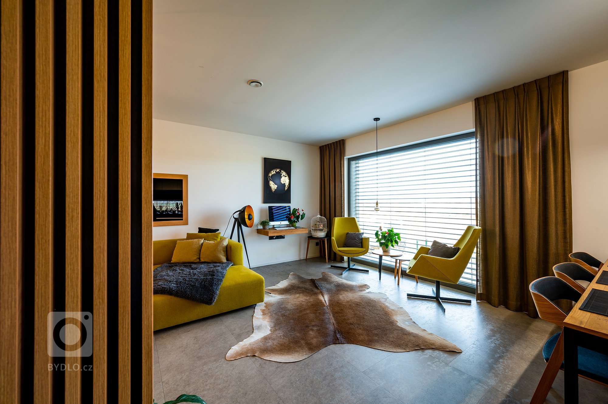 Luxusní interiér v netradičních barvách a materiálech, které&nbsp;dělají&nbsp;interiér netradičním. Sladěný interiér od jednoho výrobce, od návrhu až po…