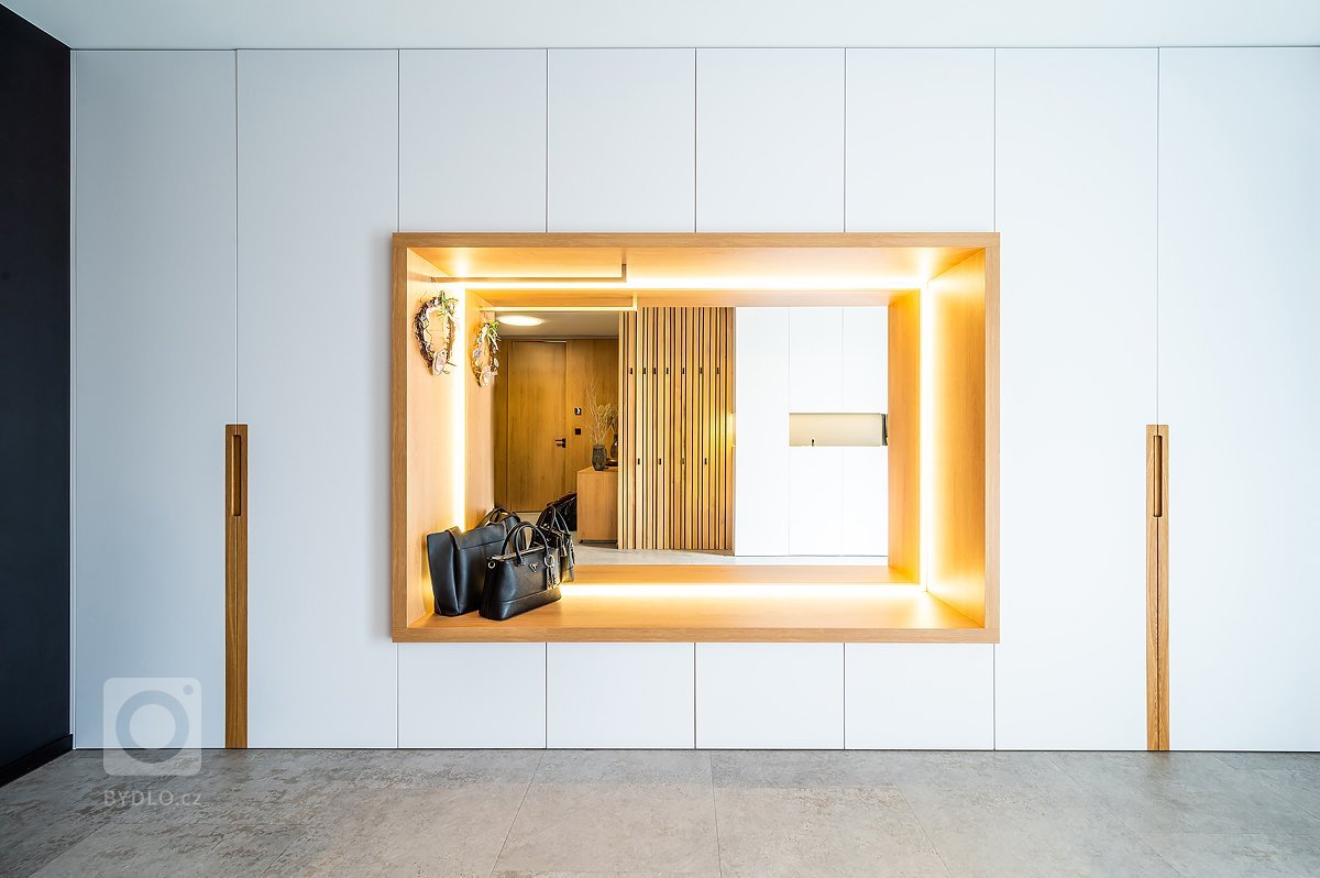 Luxusní interiér v netradičních barvách a materiálech, které&nbsp;dělají&nbsp;interiér netradičním. Sladěný interiér od jednoho výrobce, od návrhu až po…