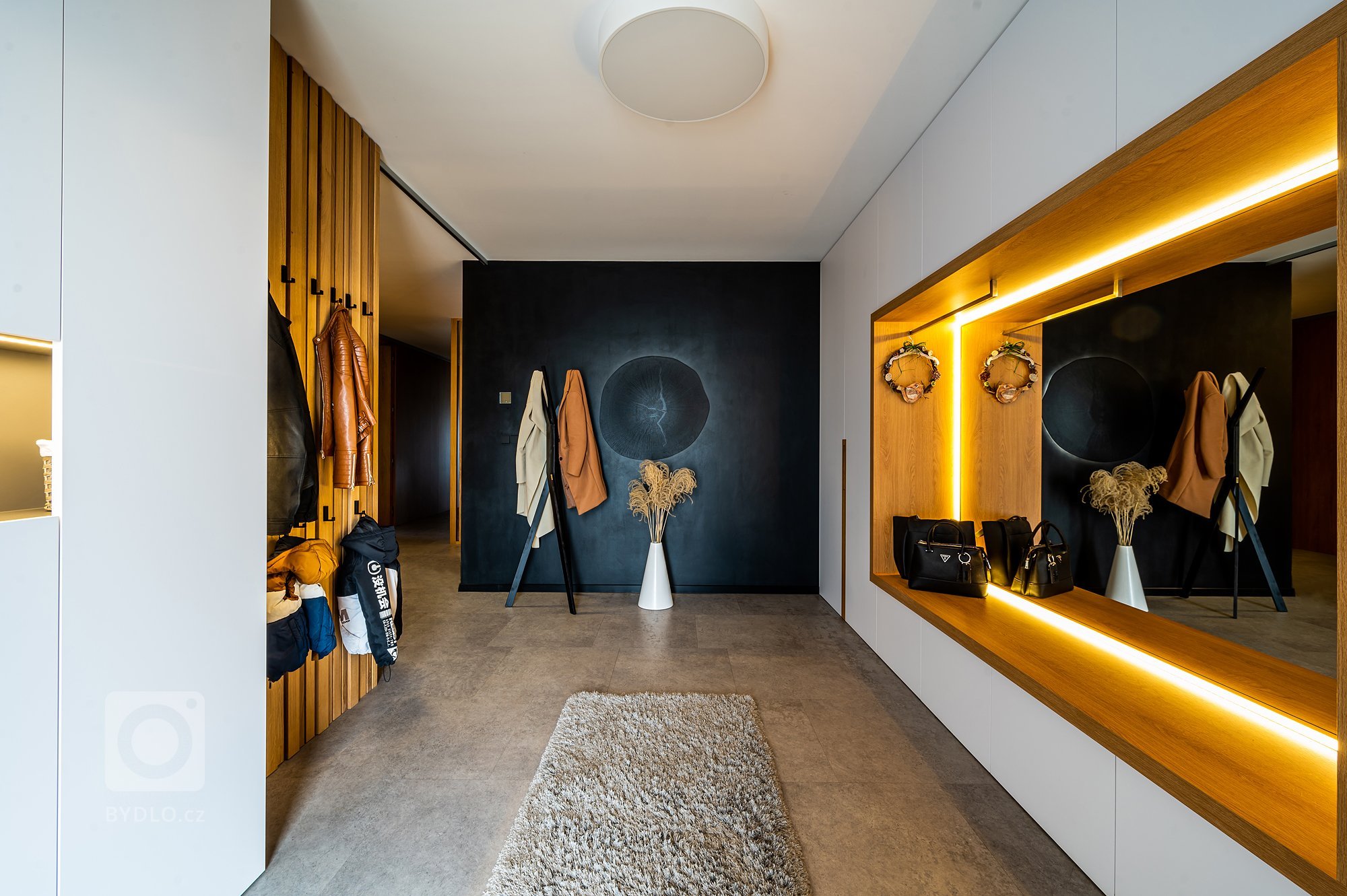 Luxusní interiér v netradičních barvách a materiálech, které&nbsp;dělají&nbsp;interiér netradičním. Sladěný interiér od jednoho výrobce, od návrhu až po…