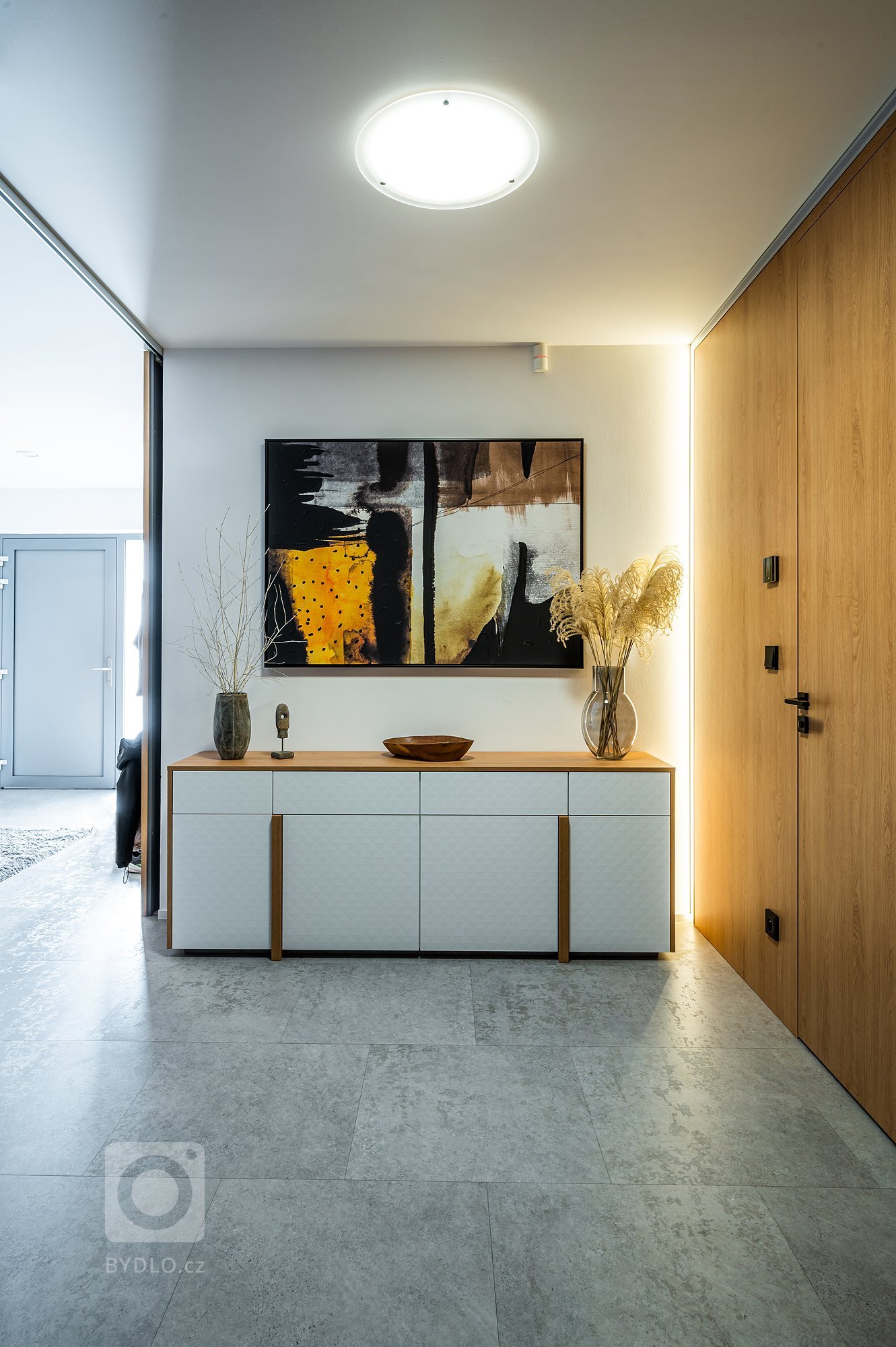 Luxusní interiér v netradičních barvách a materiálech, které&nbsp;dělají&nbsp;interiér netradičním. Sladěný interiér od jednoho výrobce, od návrhu až po…