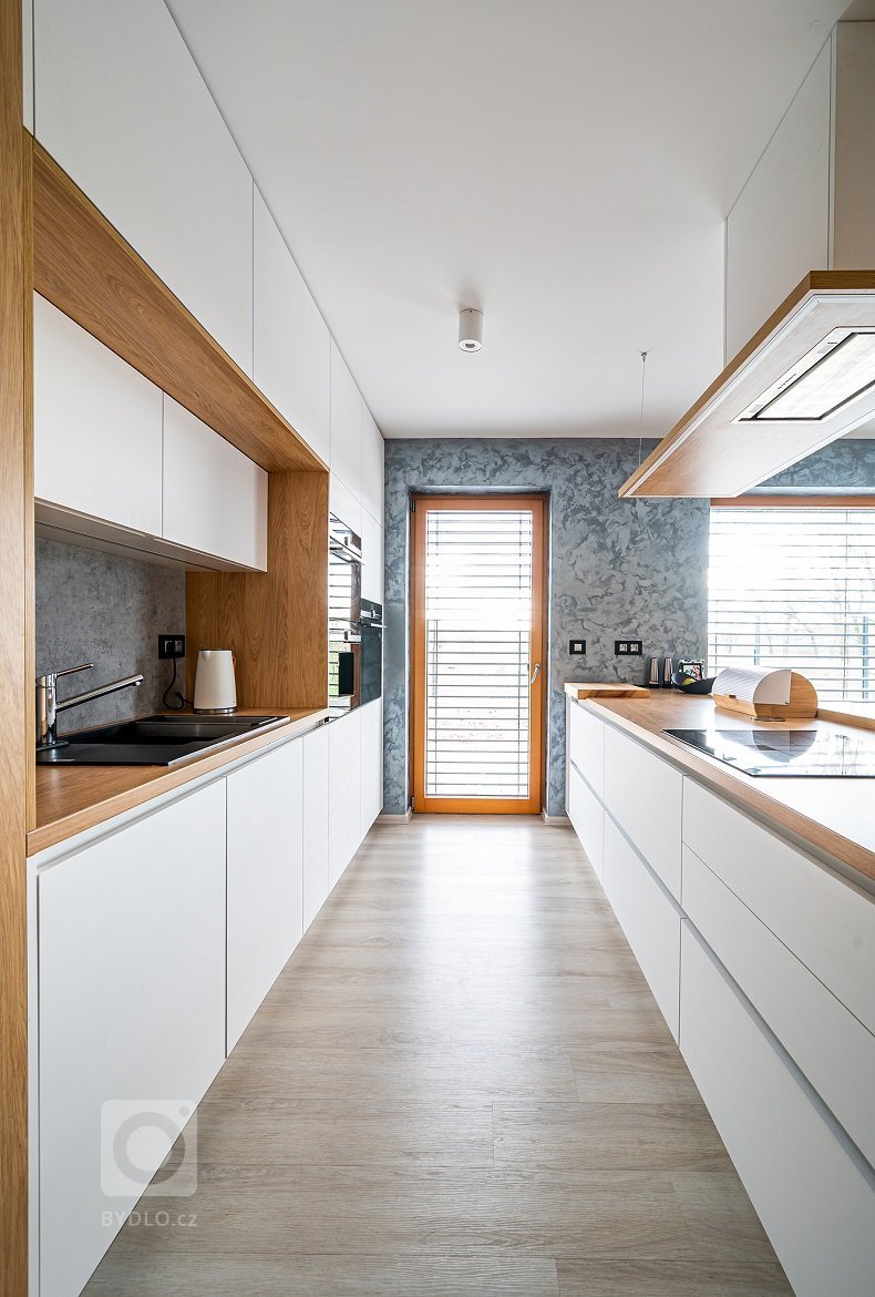 Nadčasový kompletní interiér pro více generací. V interiéru tvoří spojující prvek dřevo, které se objevuje v každé místnosti a stejný dekor jsme také použili…