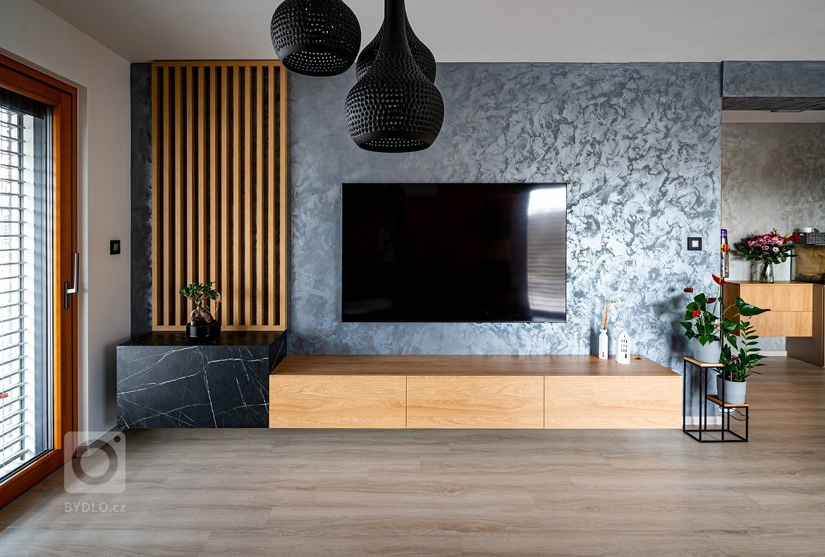 Nadčasový kompletní interiér pro více generací. V interiéru tvoří spojující prvek dřevo, které se objevuje v každé místnosti a stejný dekor jsme také použili…