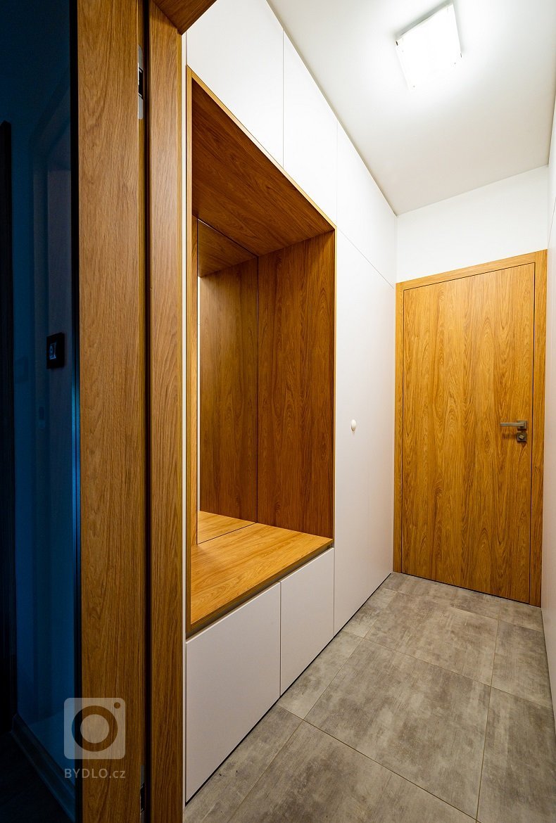 Nadčasový kompletní interiér pro více generací. V interiéru tvoří spojující prvek dřevo, které se objevuje v každé místnosti a stejný dekor jsme také použili…