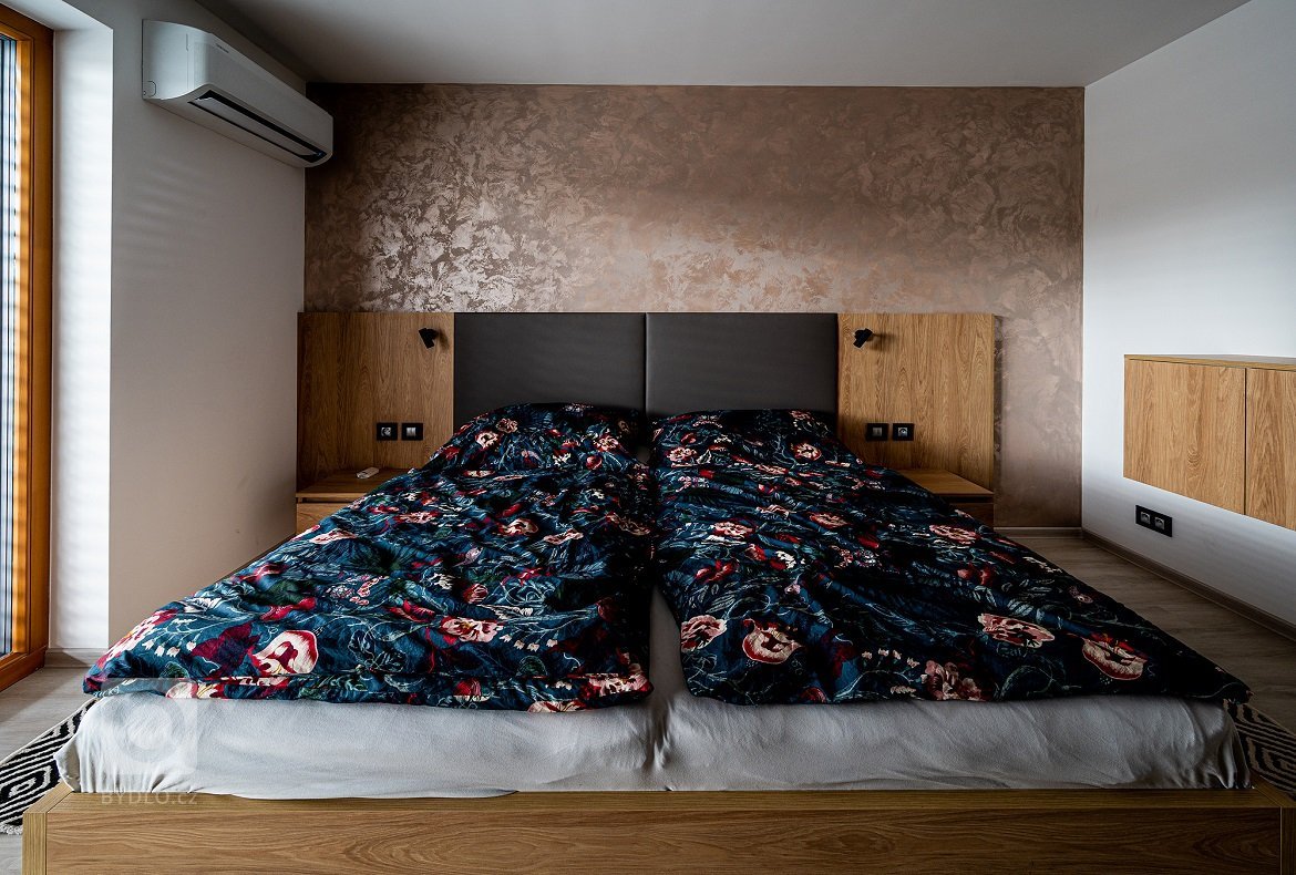 Nadčasový kompletní interiér pro více generací. V interiéru tvoří spojující prvek dřevo, které se objevuje v každé místnosti a stejný dekor jsme také použili…