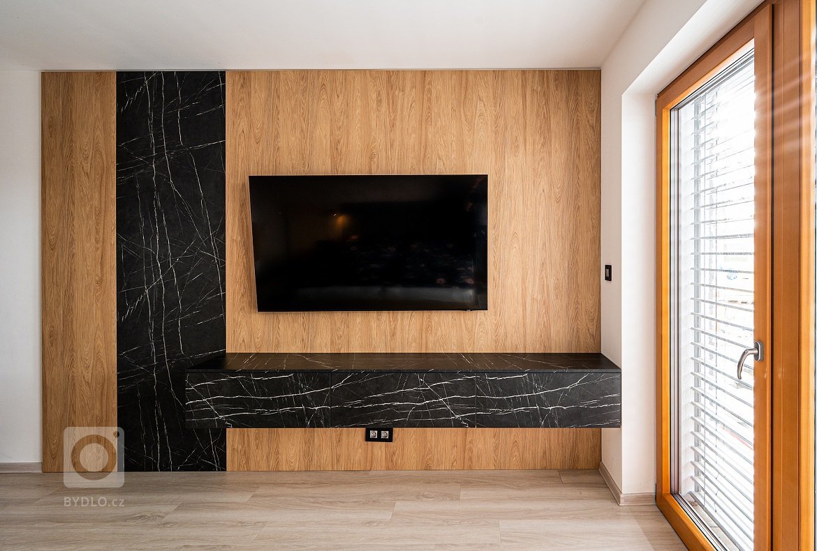 Nadčasový kompletní interiér pro více generací. V interiéru tvoří spojující prvek dřevo, které se objevuje v každé místnosti a stejný dekor jsme také použili…