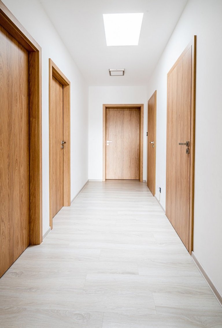 Nadčasový kompletní interiér pro více generací. V interiéru tvoří spojující prvek dřevo, které se objevuje v každé místnosti a stejný dekor jsme také použili…