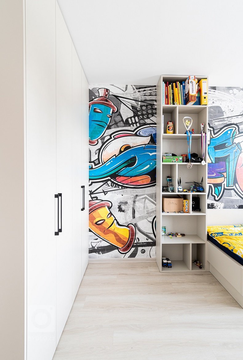 Nadčasový kompletní interiér pro více generací. V interiéru tvoří spojující prvek dřevo, které se objevuje v každé místnosti a stejný dekor jsme také použili…